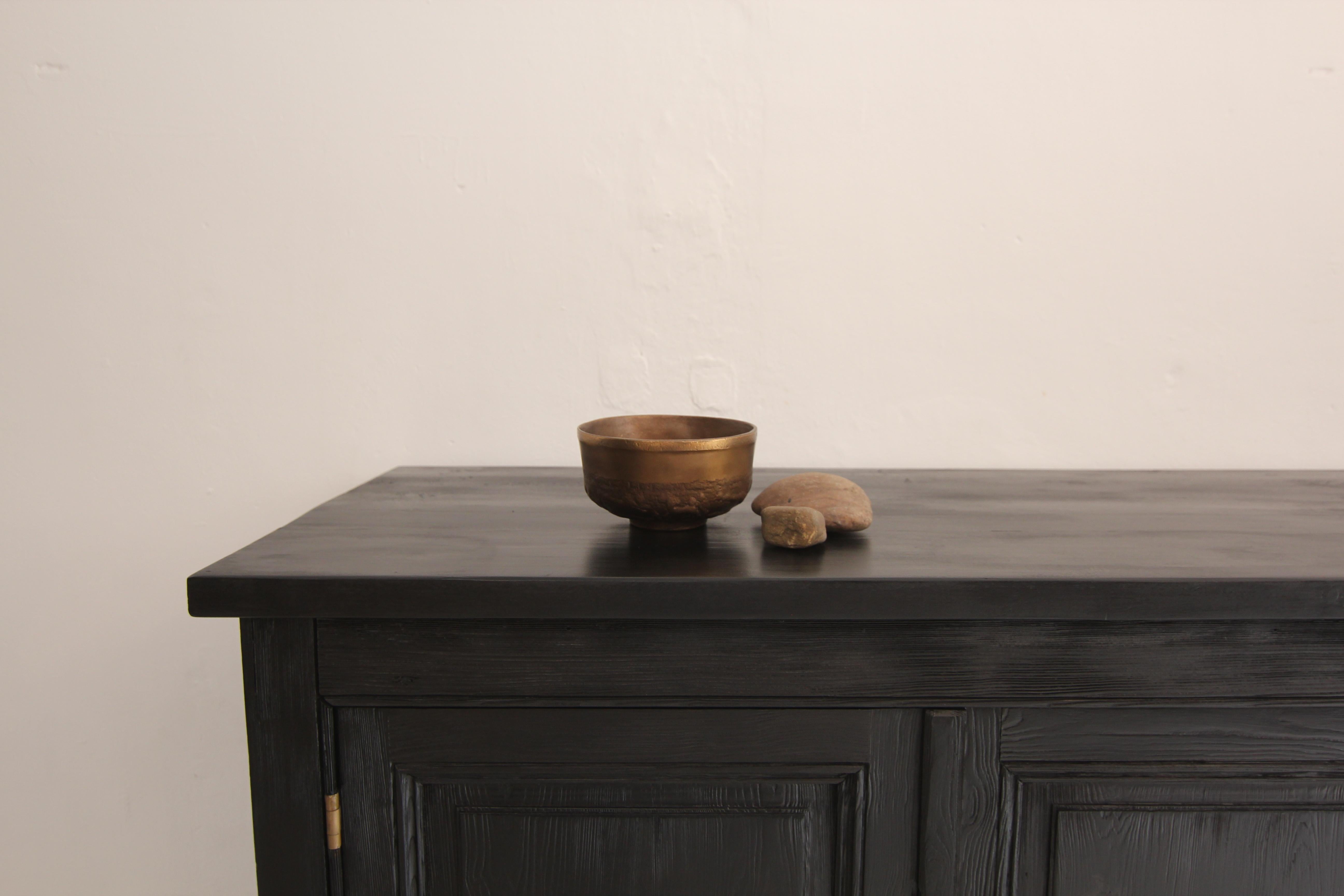 A very decorative round German mid-century brutalist bowl made of bronze. 

Dimensions
Height: 11 cm / 4.33 inch.
Diameter: 20 cm / 7.87 inch.

Weight: 3,68 kg