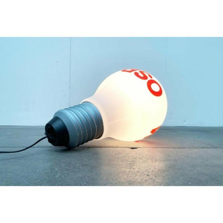 Imponentes lámparas publicitarias de Osram en bombilla.

Un objeto especial y raro de ver. Esta lámpara tiene la forma de una bombilla clásica. Se aplica una impresión OSRAM en naranja por ambas caras. La lámpara está diseñada prestando atención a