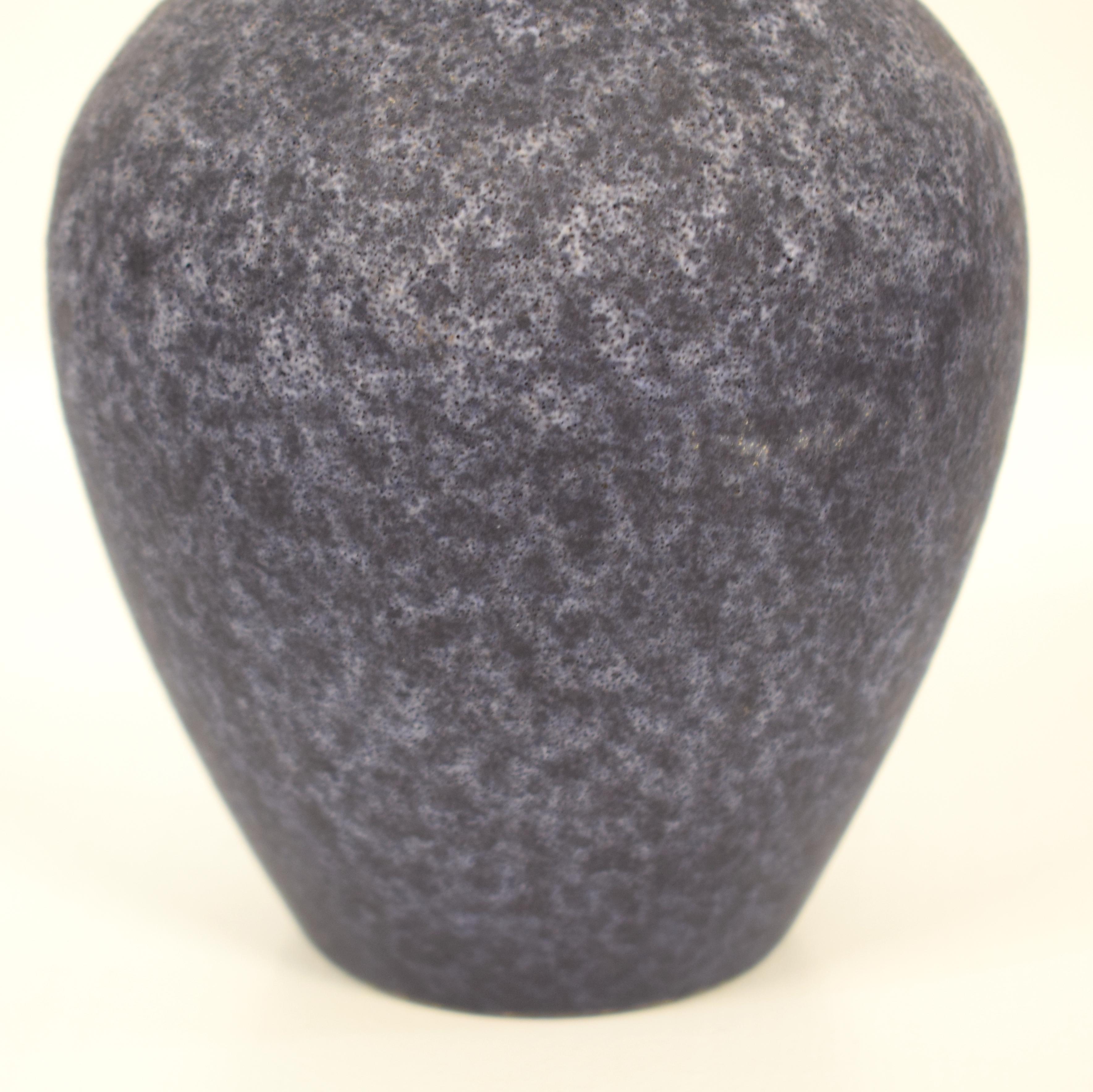 Tedesco Vaso in ceramica tedesca di metà secolo in blu, circa 1970 in vendita