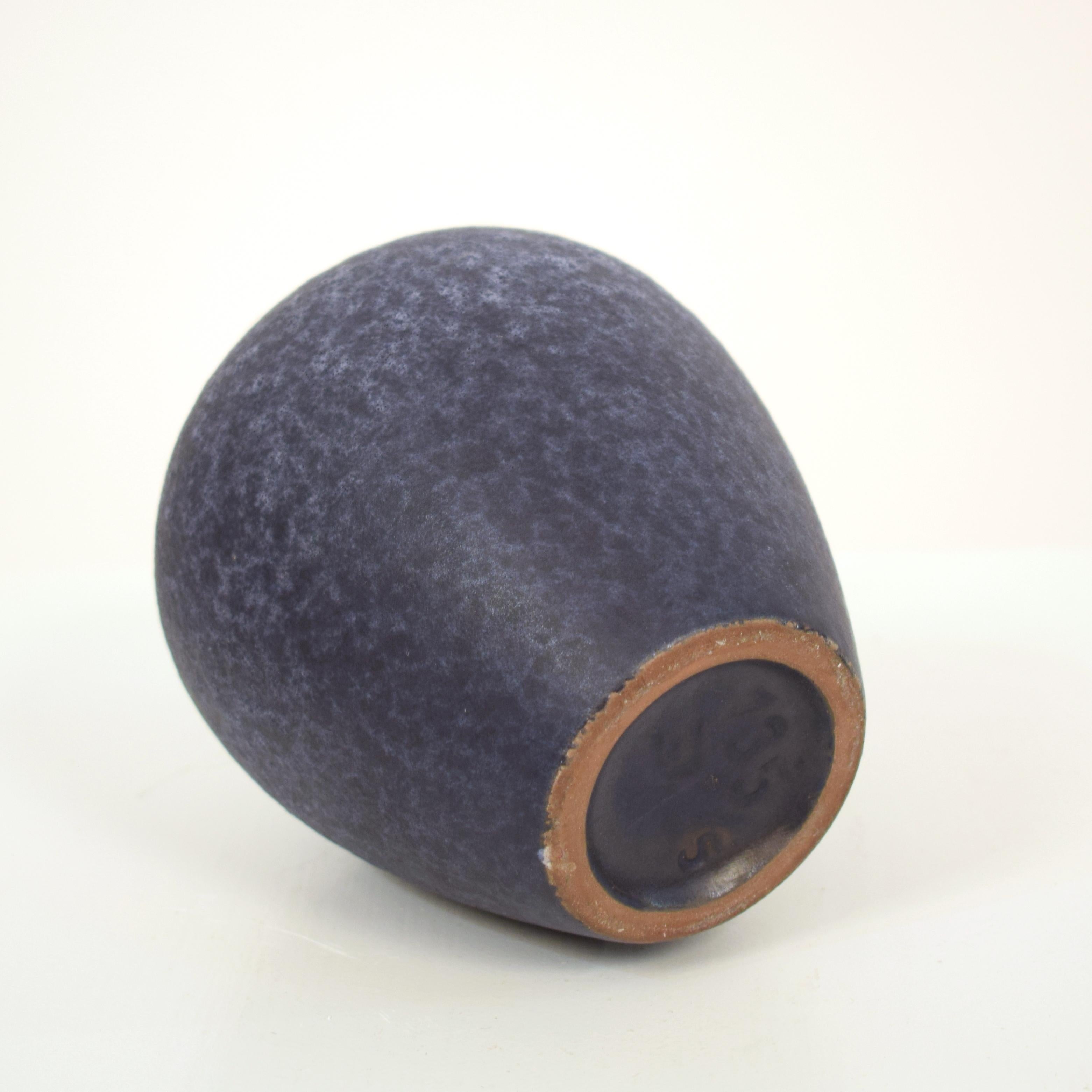 Vaso in ceramica tedesca di metà secolo in blu, circa 1970 In condizioni buone in vendita a Berlin, DE