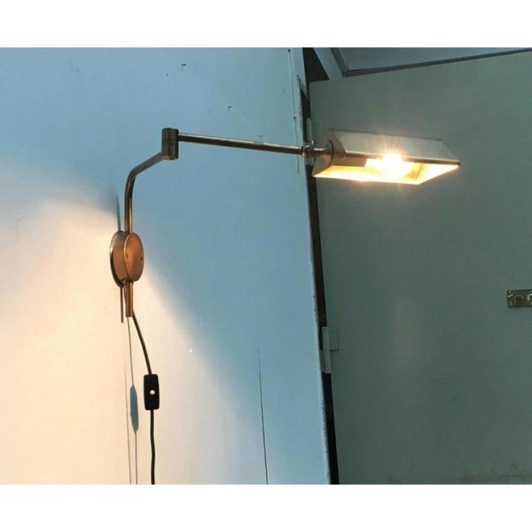 Elegante lámpara de pared del brillante diseñador Florian Schulz.

El diseño impresiona por su sencilla elegancia y su materialidad de alta calidad. El reflector de forma llamativa se asienta en el extremo de un brazo giratorio. El alcance de la