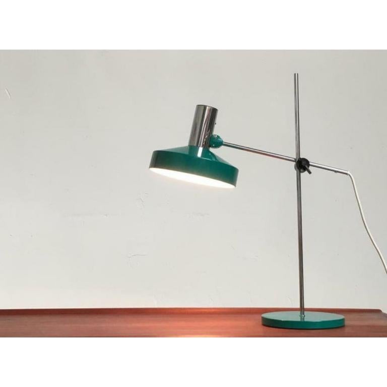 Simple table lamp from the renowned manufacturer Kaiser lights.

The design language is simple and factual. The umbrella is more angular and does not swing as the older emperors shine. Foot and umbrella are green, the other elements chrome colors.