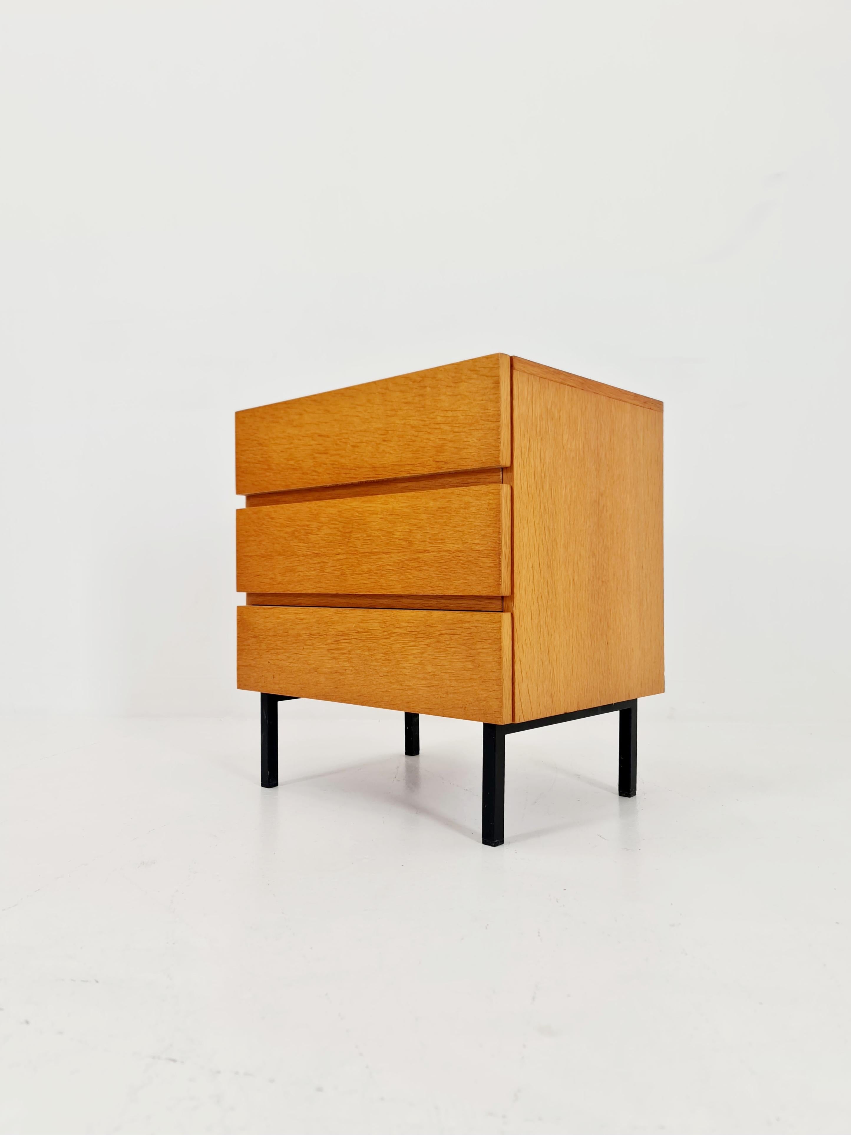 Kommode aus deutscher Eiche aus der Jahrhundertmitte  von Mustring  Möbel 1960er Jahre

Es ist in einem guten Vintage-Zustand, aber wie bei allen Vintage-Artikeln sollten einige kleinere Gebrauchsspuren erwartet werden.

Design-Jahr:
