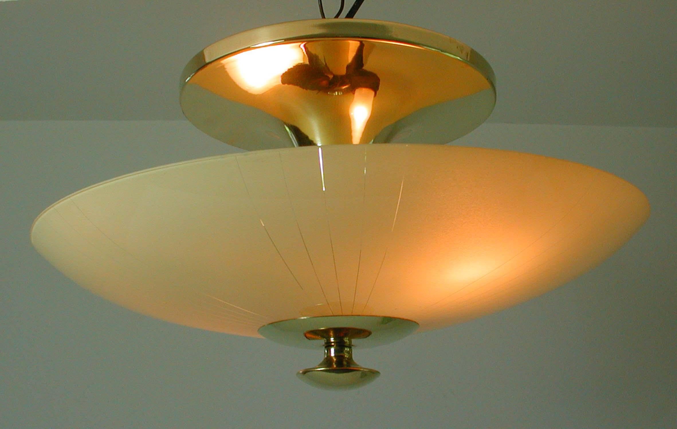 Lampada da incasso in ottone e opalina tedesca del Medioevo, anni '50 in vendita 3