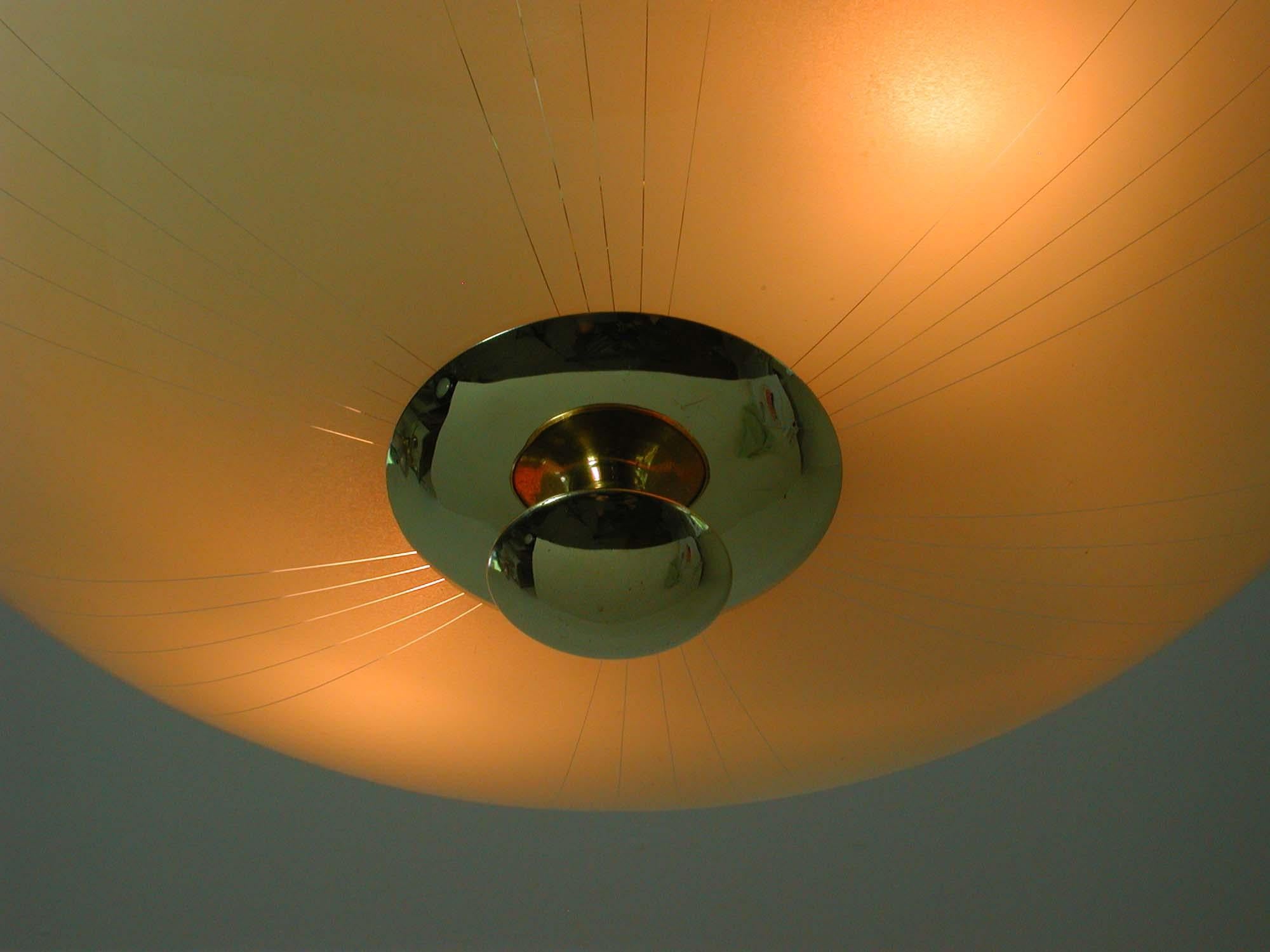 Lampada da incasso in ottone e opalina tedesca del Medioevo, anni '50 in vendita 5