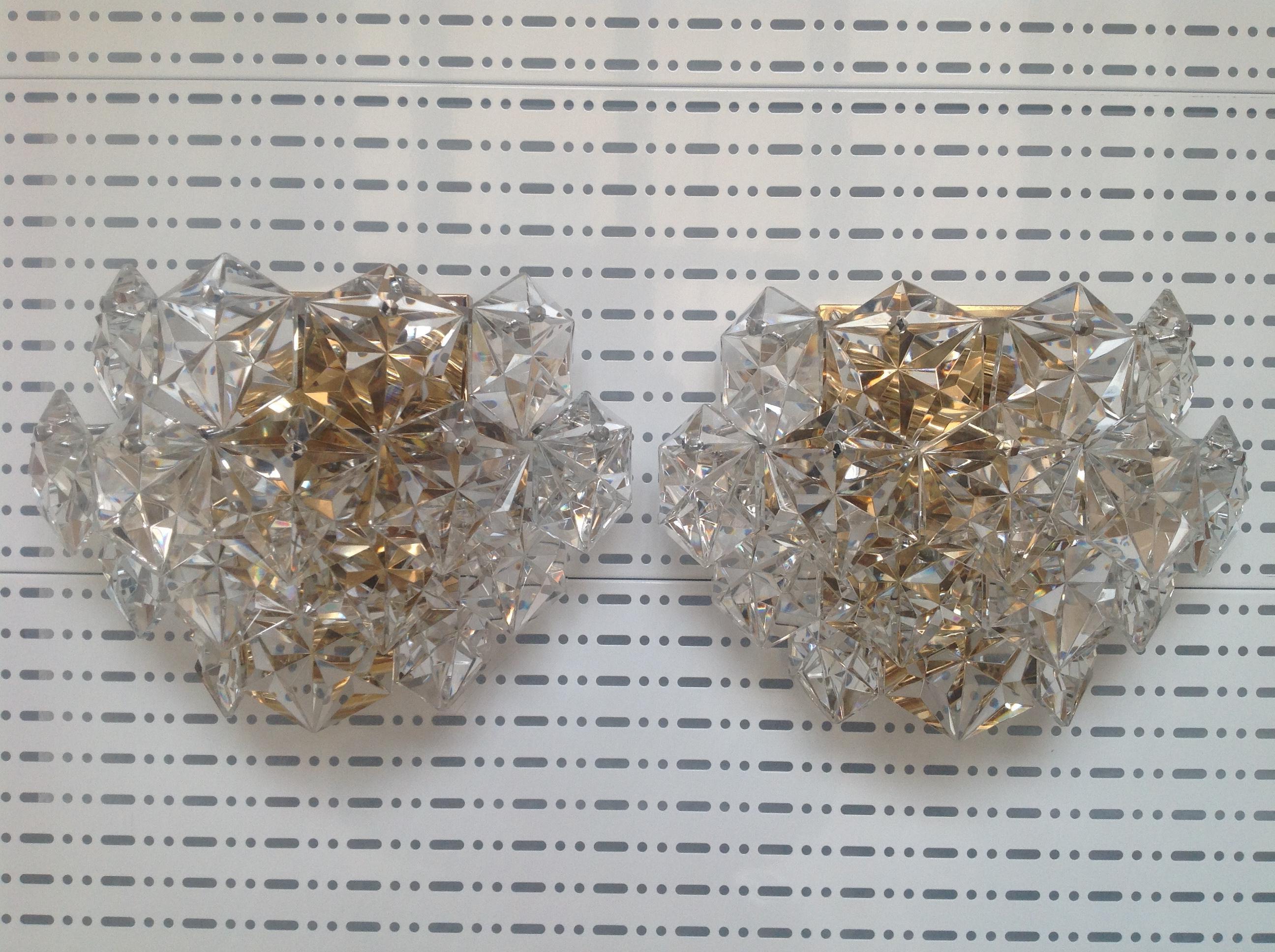 Maravillosos y grandes apliques alemanes de cristal Kinkeldey de mediados de siglo.
Estos apliques de pared fueron fabricados en la década de 1960 en Alemania por Kinkeldey.
Cada candelabro está compuesto por 16 unidades de cristales y estructura de