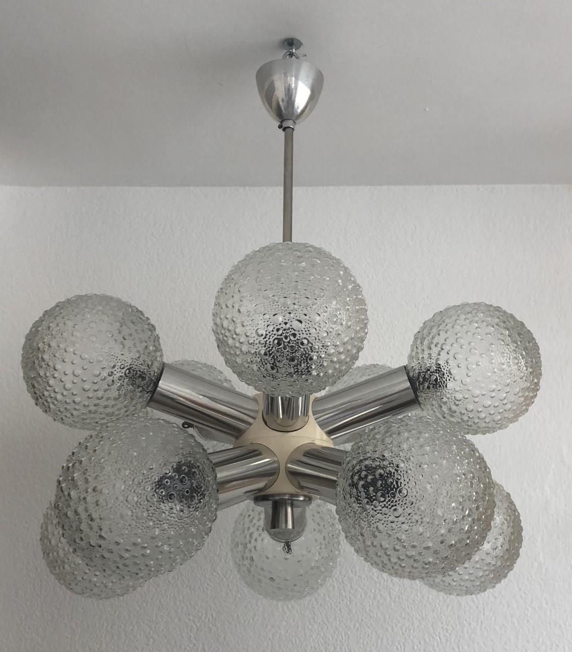 Maravillosa e impresionante araña Sputnik alemana de mediados de siglo. Esta lámpara de araña fue diseñada y fabricada durante la década de 1970 en Alemania.
Esta lámpara de araña está compuesta por 10 unidades de bolas de cristal transparente y
