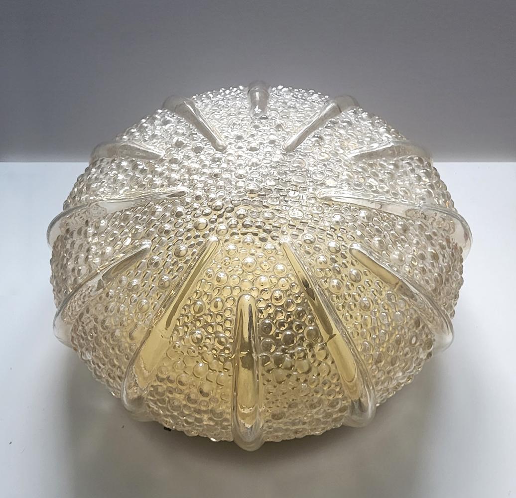 Merveilleuse grande lampe sculpturale en verre ambré à bulles.
Allemagne, années 1960.
Douilles de lampe : 3x E27 (US E26).

        