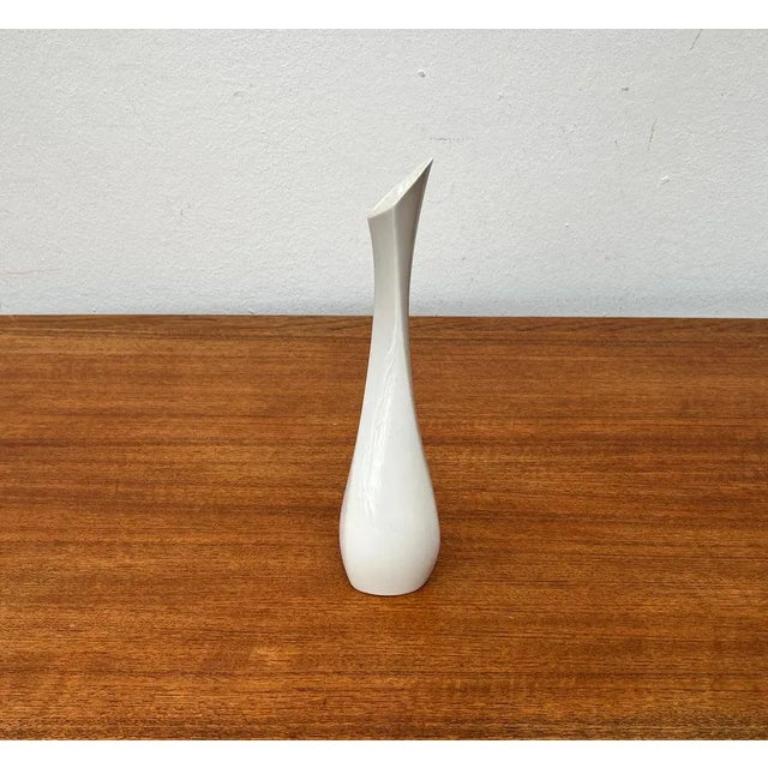 Vaso scultoreo bianco tedesco di metà secolo di Peter Müller per Sgrafo Modern, anni '60, in ottime condizioni. Progettato tra il 1960 e il 1969 Questo pezzo ha un marchio di attribuzione.

Informazioni aggiuntive:
Materiali: Ceramica
Stile: