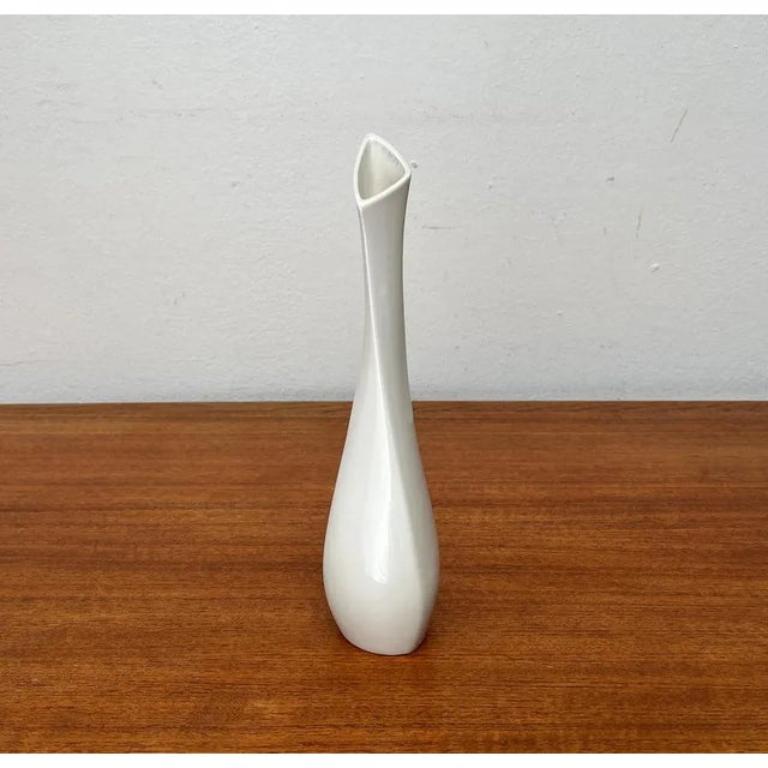 Mid-Century moderno Vaso scultoreo bianco tedesco di metà secolo di Peter Müller per Sgrafo Modern, anni '60 in vendita