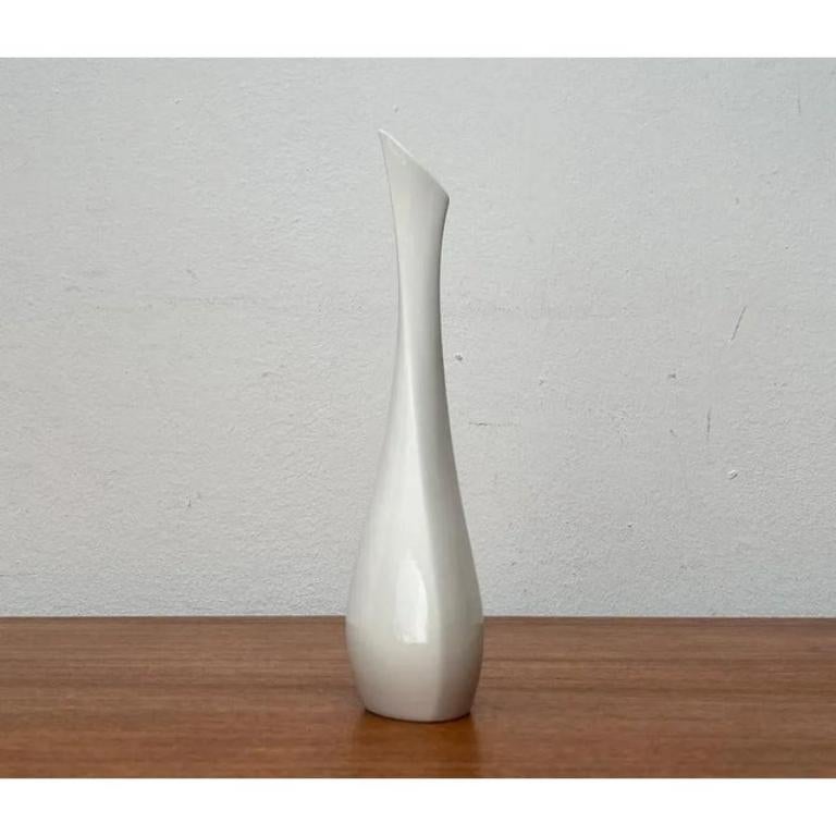 Vaso scultoreo bianco tedesco di metà secolo di Peter Müller per Sgrafo Modern, anni '60 In condizioni ottime in vendita a Hamburg, DE