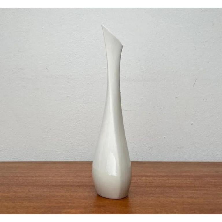 Ceramica Vaso scultoreo bianco tedesco di metà secolo di Peter Müller per Sgrafo Modern, anni '60 in vendita