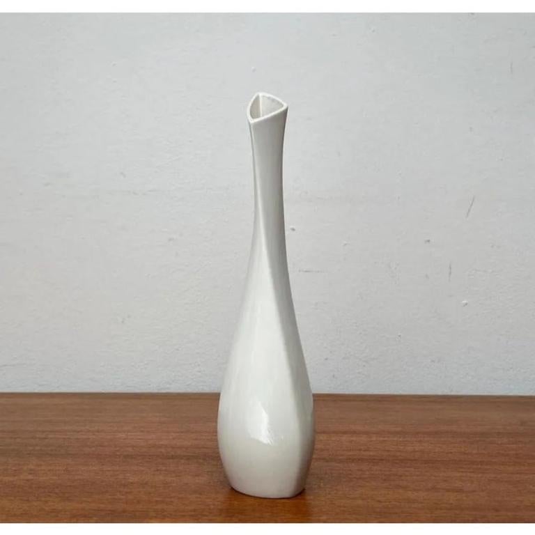 Vaso scultoreo bianco tedesco di metà secolo di Peter Müller per Sgrafo Modern, anni '60 in vendita 2