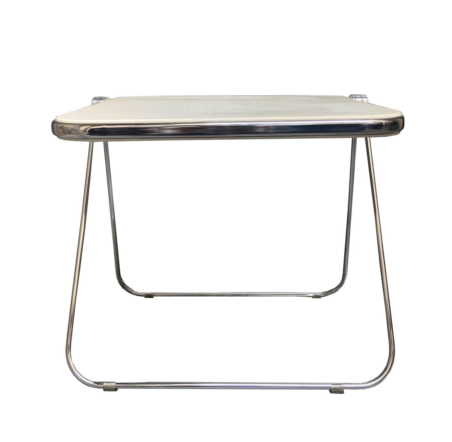 Italian design folding desk with the name Platone. Designed by Giancarlo Piretti in 1971 and built by Castelli.
The desk has a chrome-colored structure and the top is ivory.
The conditions are reasonably good considering the age, there are traces