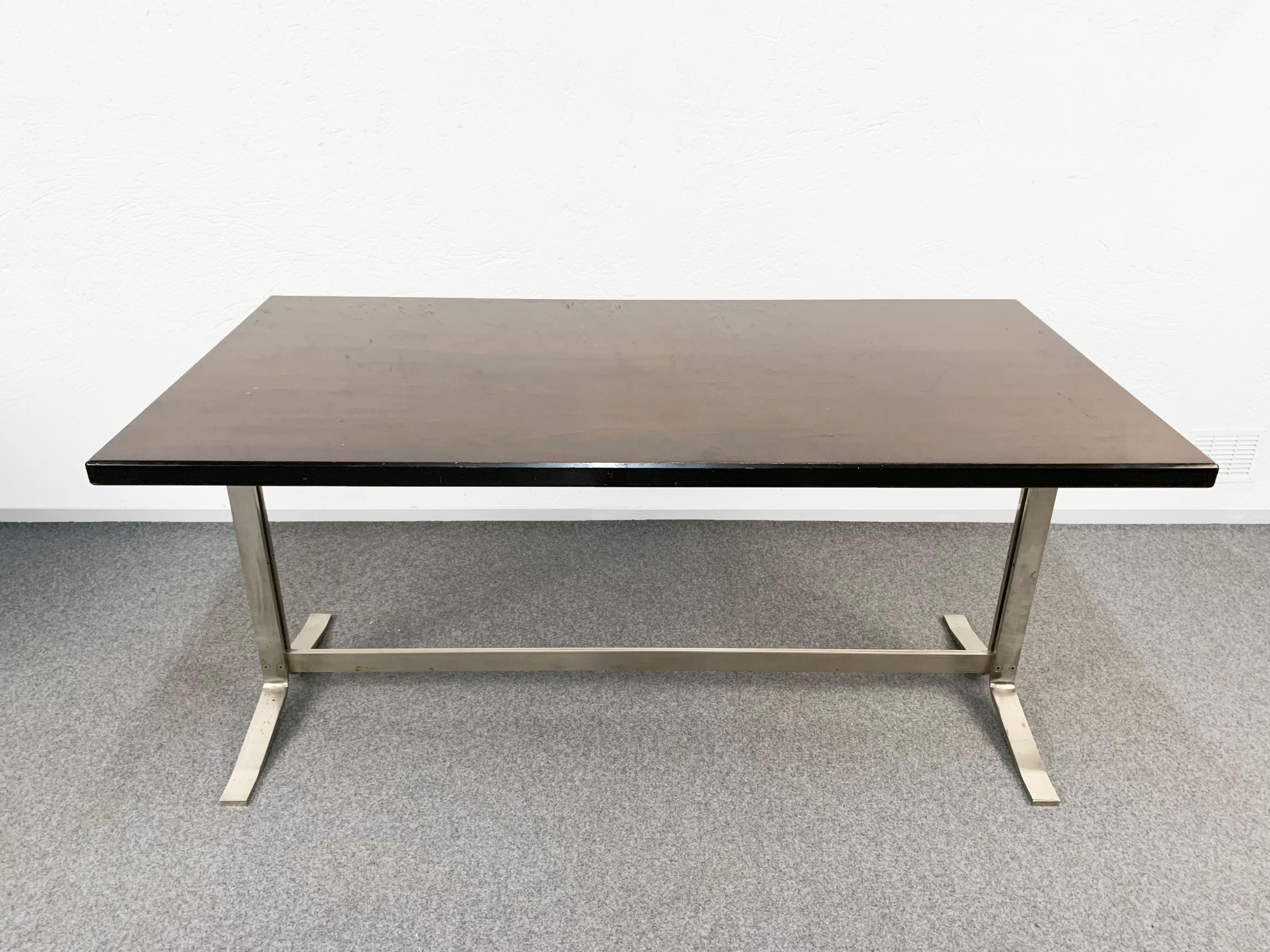 Amazing dining or writing table with wood top and steel base. This wonderful piece was designed by Gianni Moscatelli and produced in Italy by Formanova in 1965. 

This astonishing item has a quite elegant, wide and minimal veneered wood top,