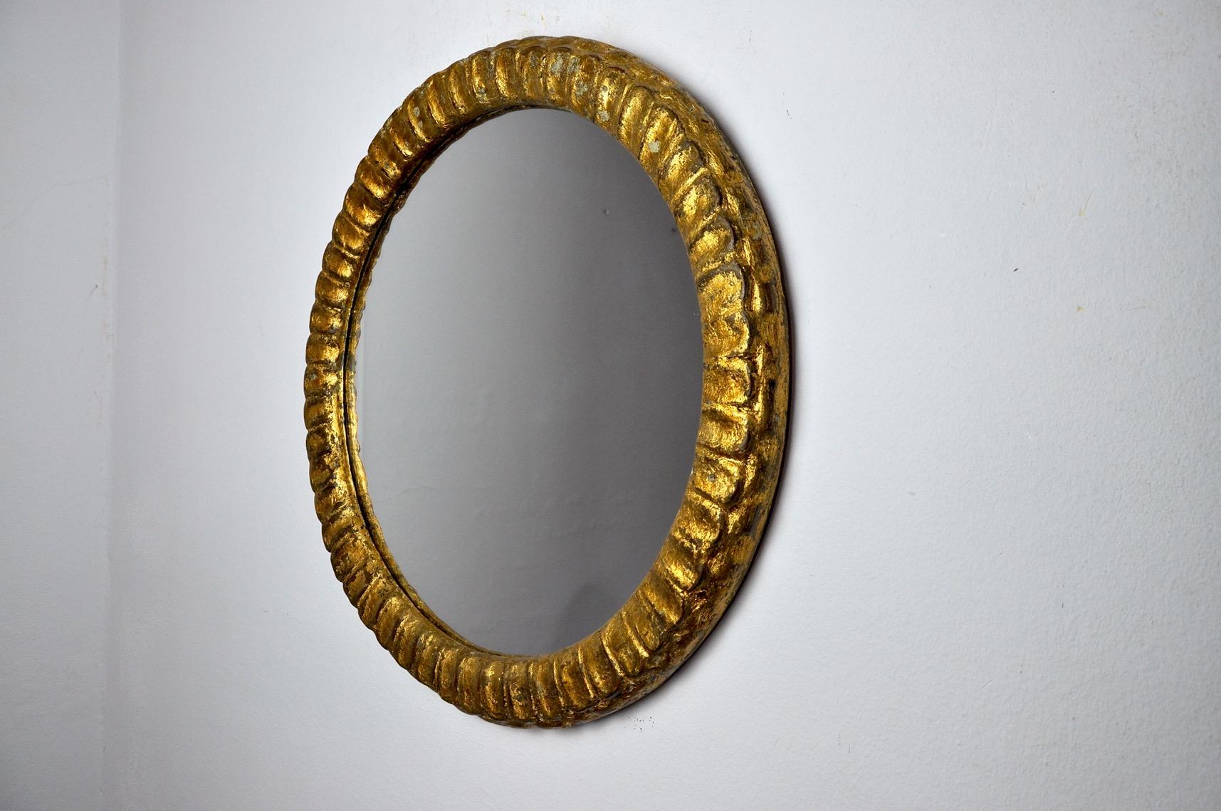 Very beautiful golden wooden sun mirror dating from the 1950s.

Superb woodworking, gold leaf finish.

Very beautiful patina, mirror in perfect condition.

Unique objects that will decorate wonderfully and bring a real design touch to your
