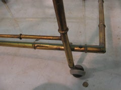 Carrito de bar de tres niveles de bambú sintético dorado de mediados de siglo