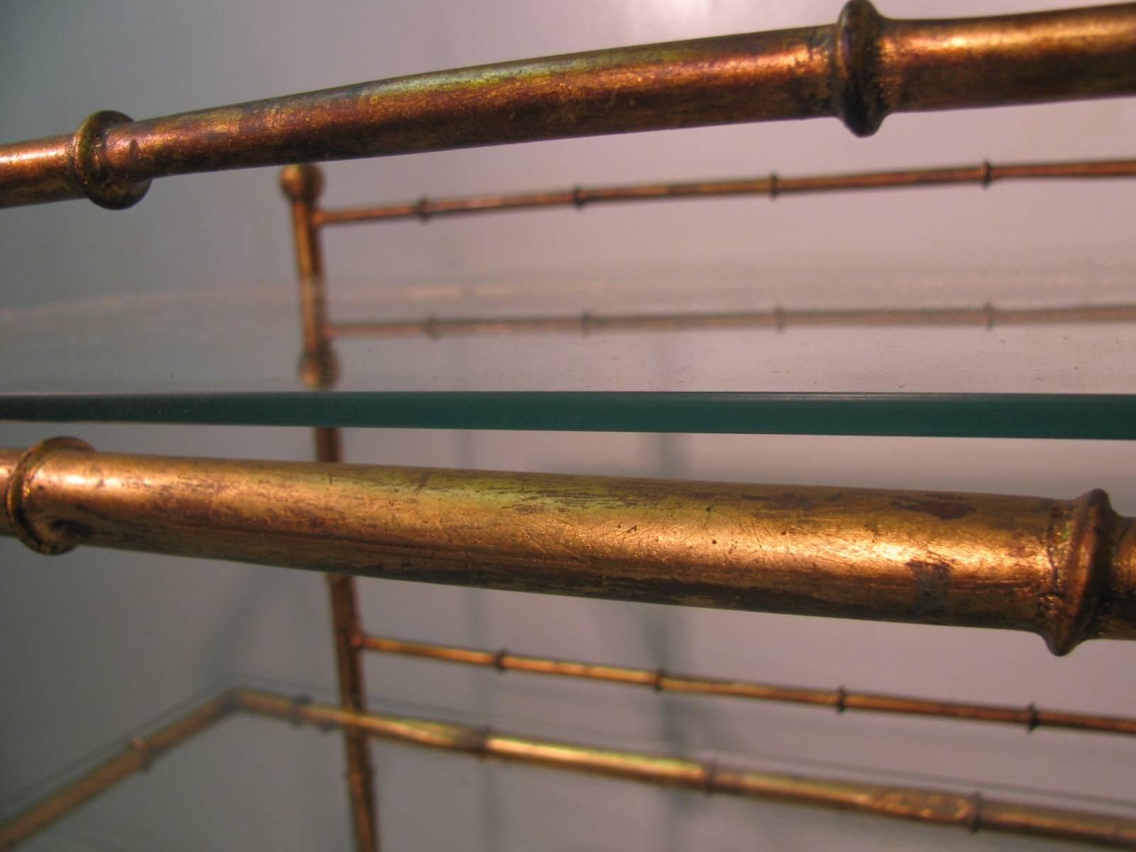 Fer Chariot de bar à trois niveaux en faux bambou doré du milieu du siècle dernier en vente