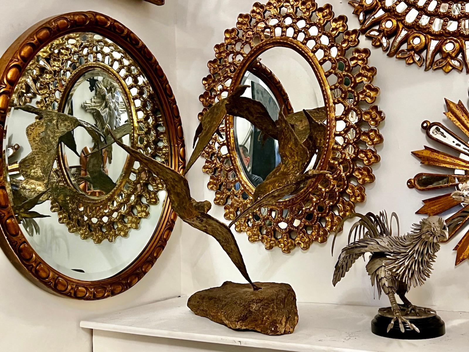 Sculpture d'oiseau en métal doré du milieu du siècle dernier Bon état - En vente à New York, NY