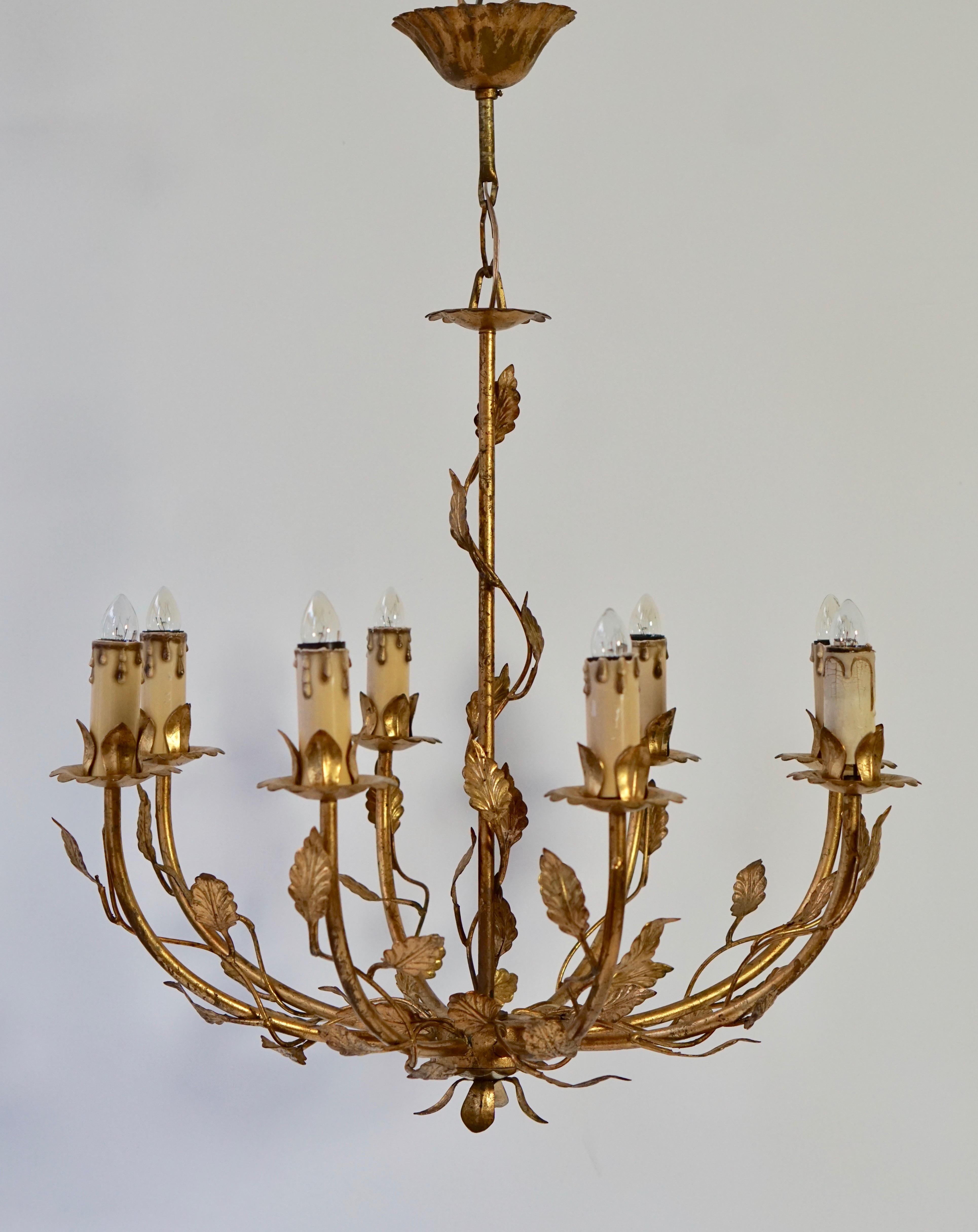 Midcentury gilt metal chandelier, Italy.
Diameter 57 cm.
Height fixture 54 cm.
Total height 70 cm.
Eight E14 bulbs.