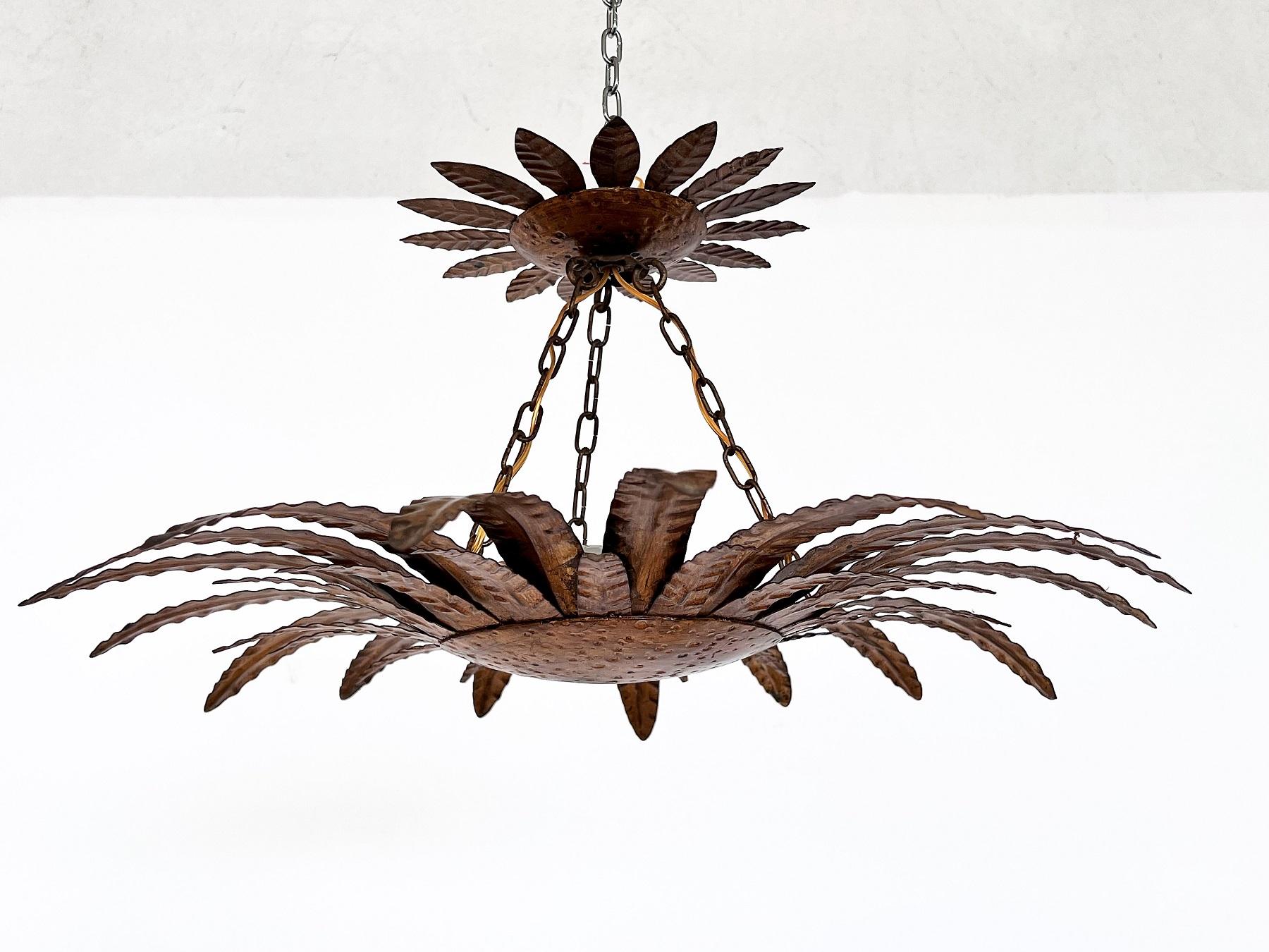 Mid-Century Gilt Metal Palm Leaf Chandelier, 1970s, Set of 2 In Good Condition In Morazzone, Varese
