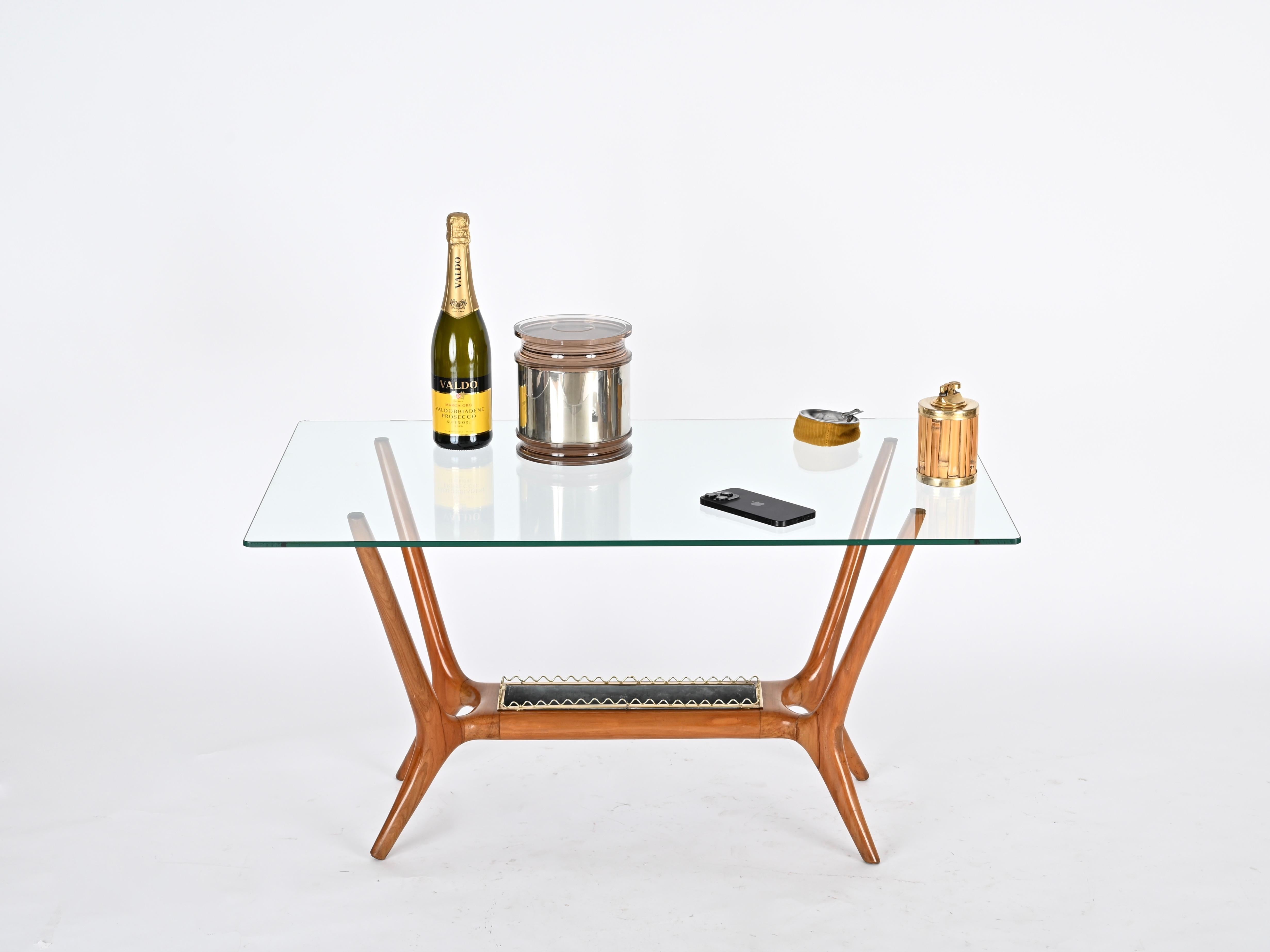 Table basse Gio Ponti en noyer et laiton avec cristal, Italie, années 1950 en vente 11
