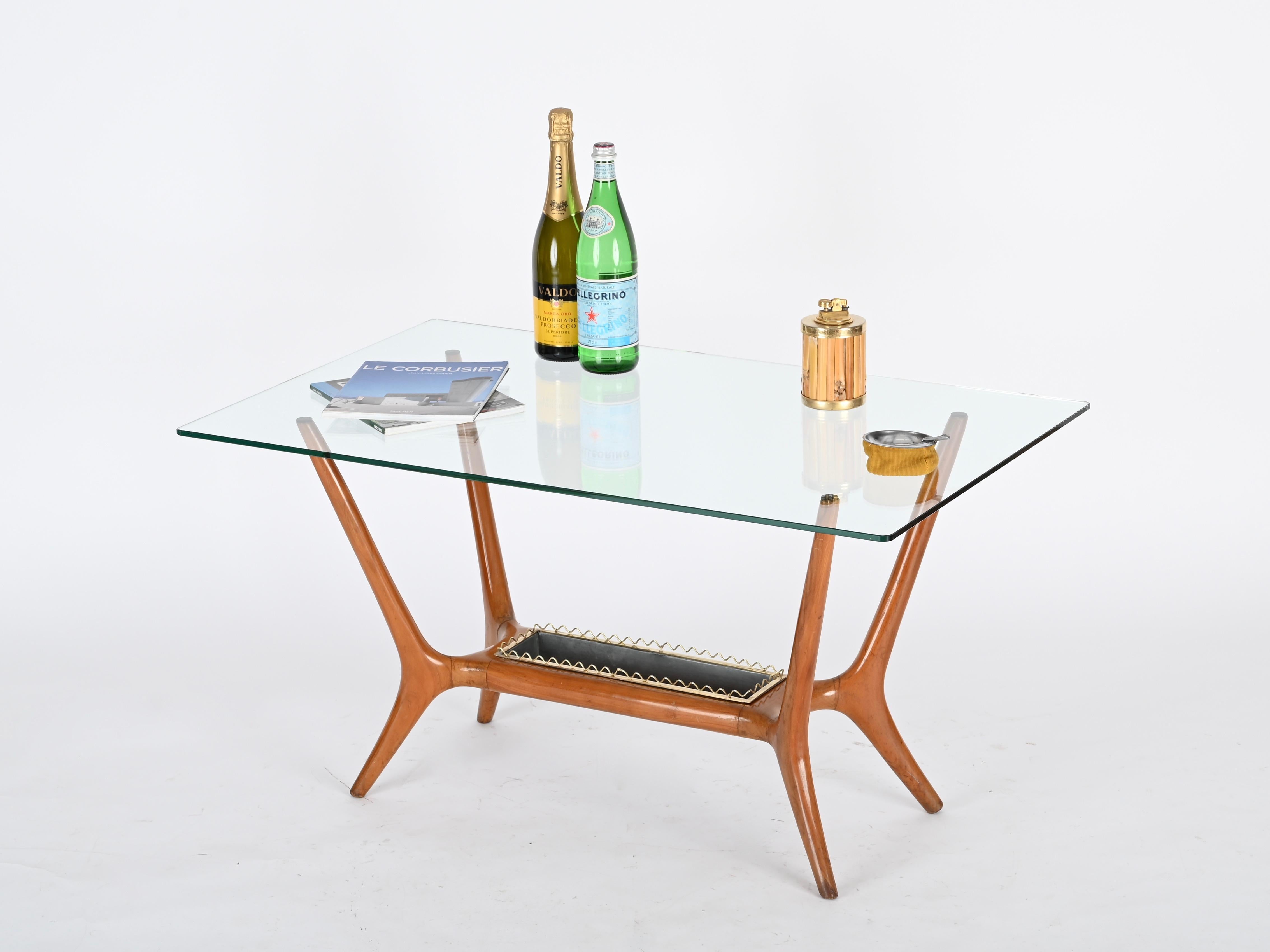 Mid-Century Modern Table basse Gio Ponti en noyer et laiton avec cristal, Italie, années 1950 en vente