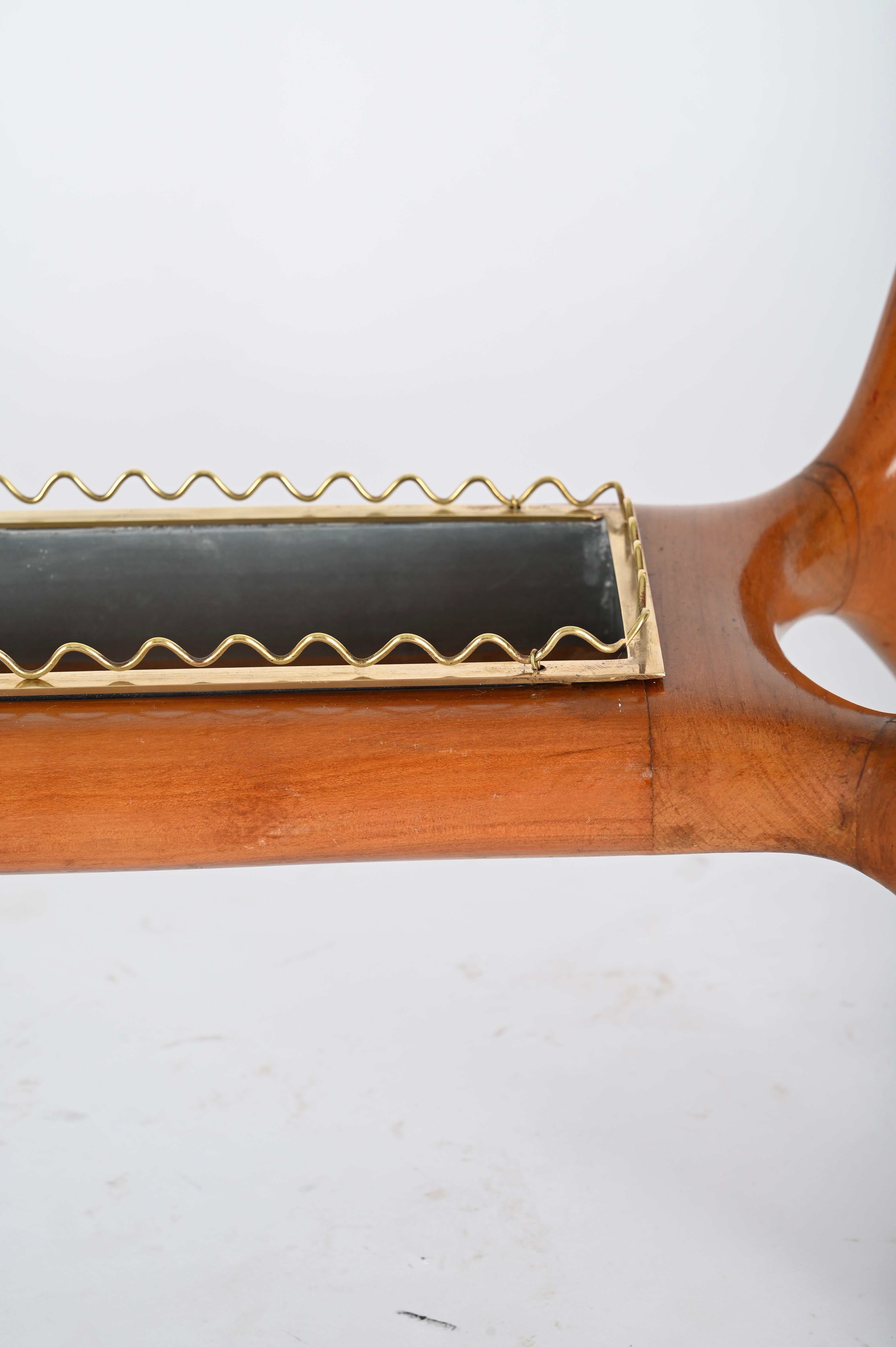 italien Table basse Gio Ponti en noyer et laiton avec cristal, Italie, années 1950 en vente