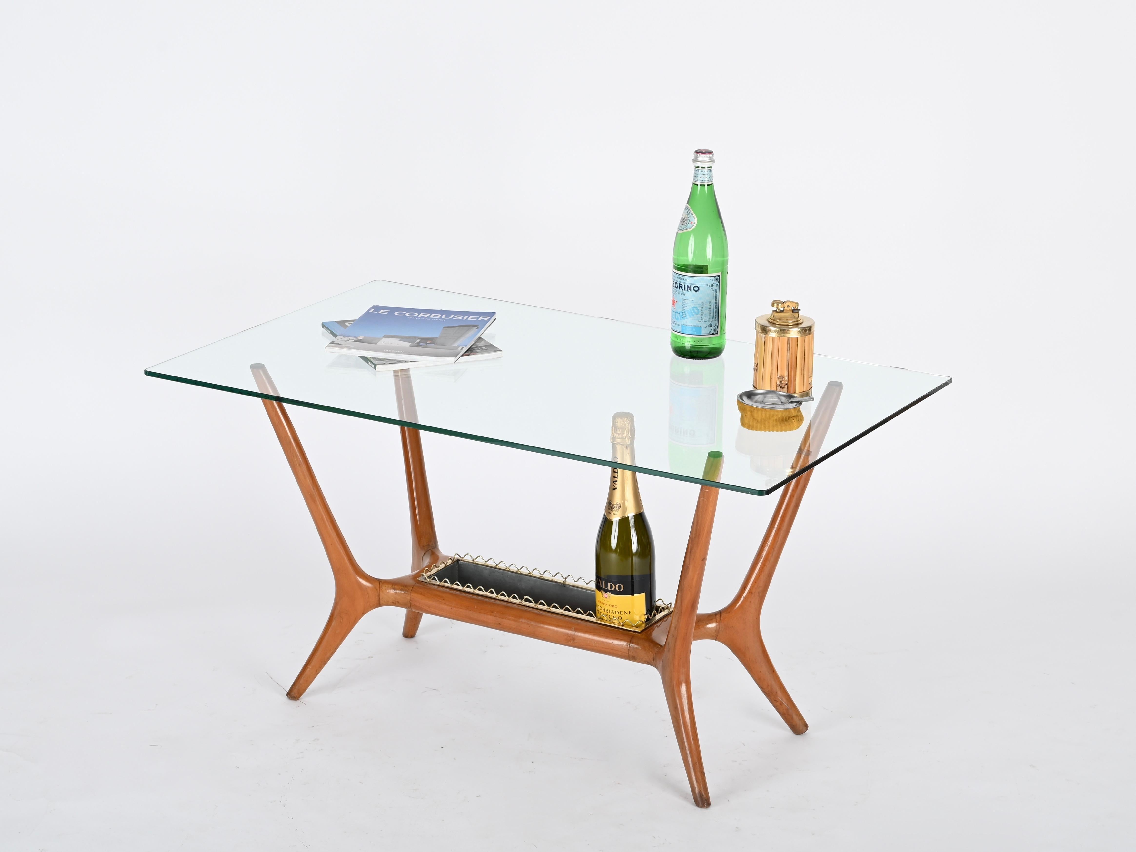 Milieu du XXe siècle Table basse Gio Ponti en noyer et laiton avec cristal, Italie, années 1950 en vente