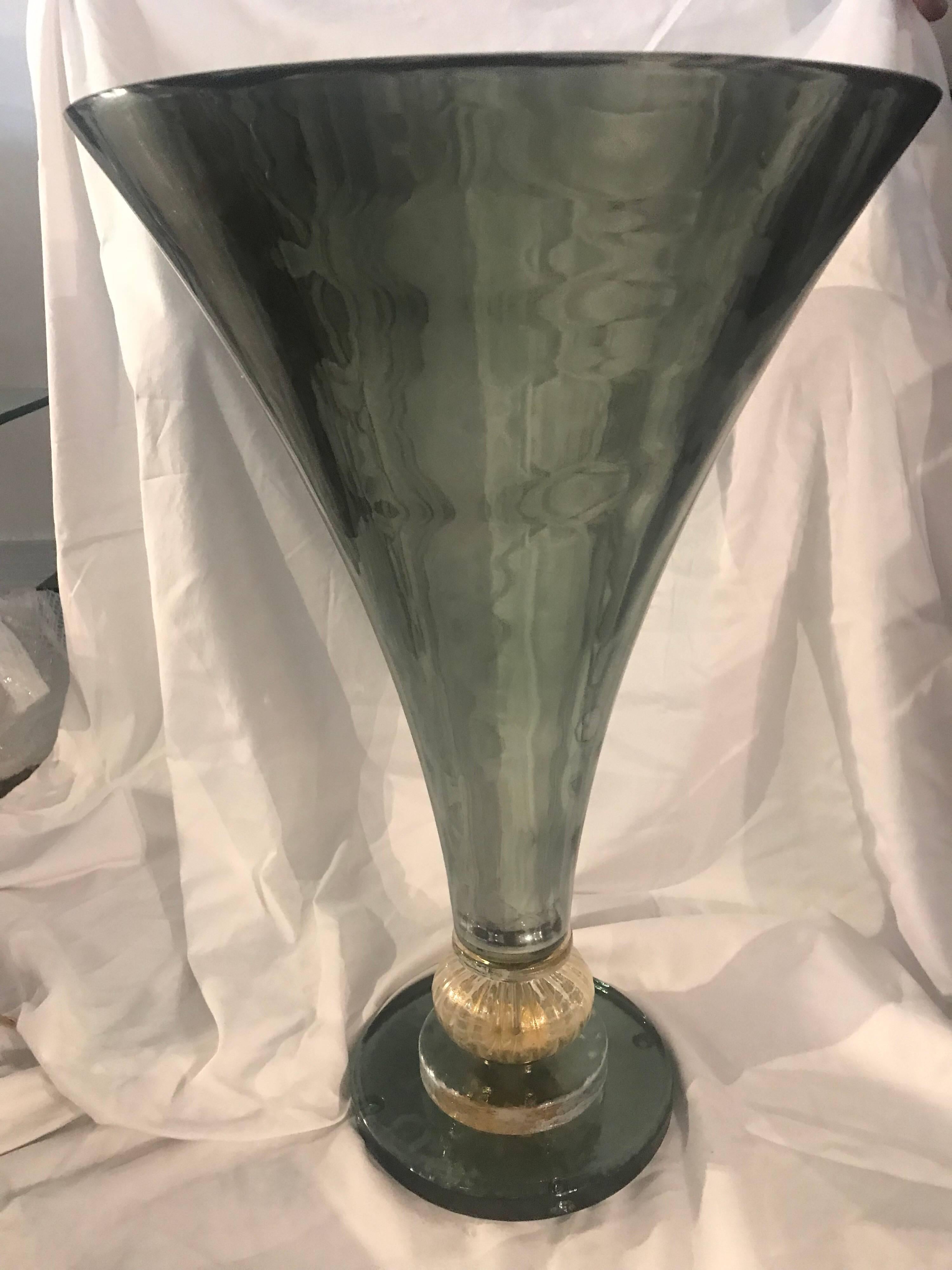Midcentury Gio Ponti Style Italian Green Glass and Brass Table Lamp In Good Condition For Sale In Miami, FL