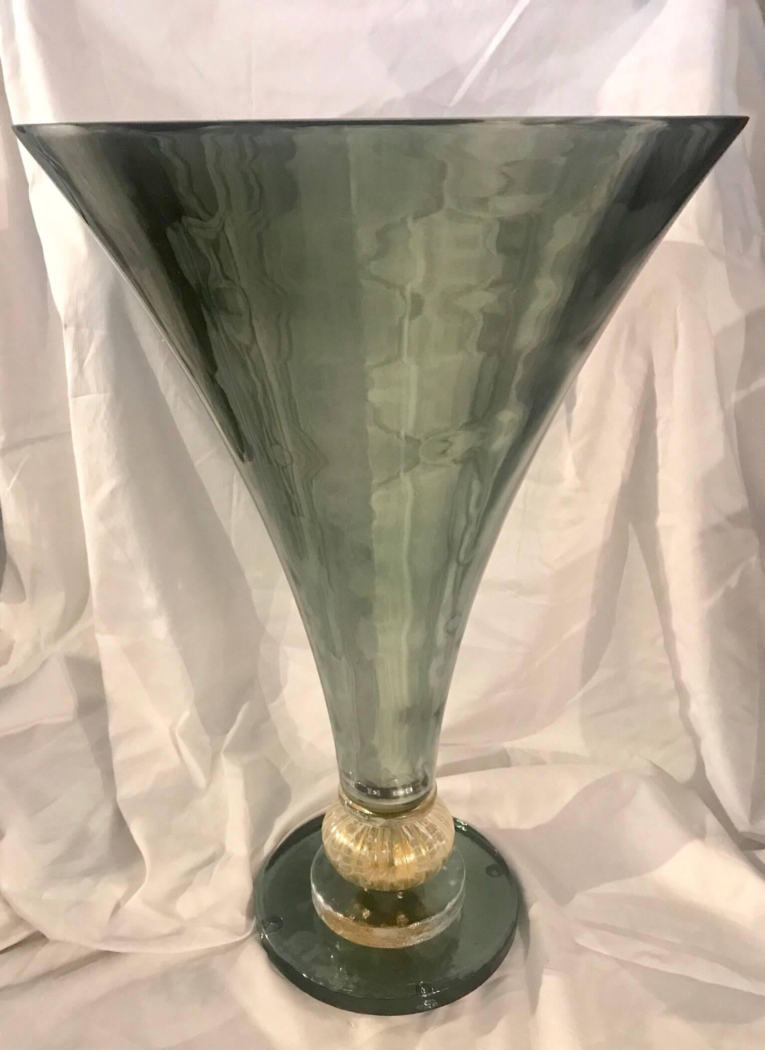 Midcentury Gio Ponti Style Italian Green Glass and Brass Table Lamp For Sale 1