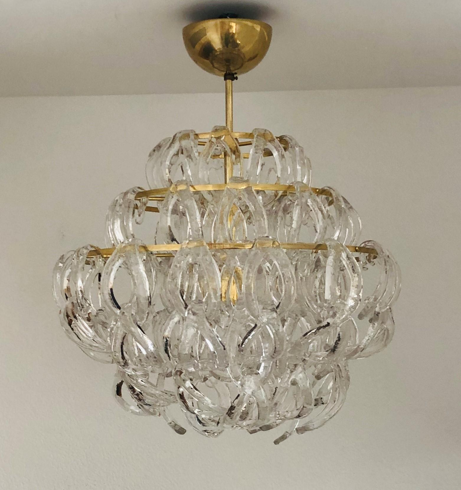 Stunning Italian Murano glass midcentury chandelier. This Chandelier was made during the 1970s in Italy by Angelo Mangiarotti.
This chandelier is composed by 100 units of link Murano glasses (called 