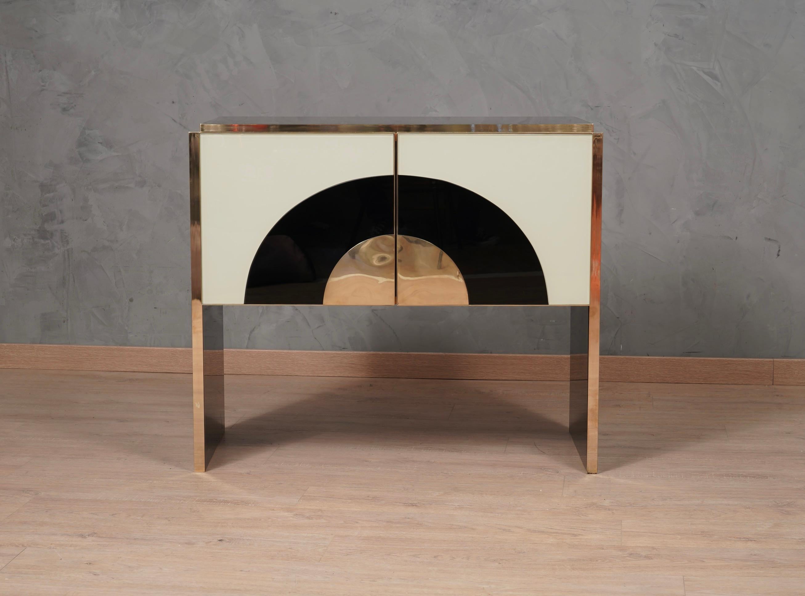 A unique sideboard of its kind for its originality and for the choice of materials. Simple but refined design, note the veneer and polished very well in the internal part. Note the rich design of the doors, with smooth colored glass interspaced with