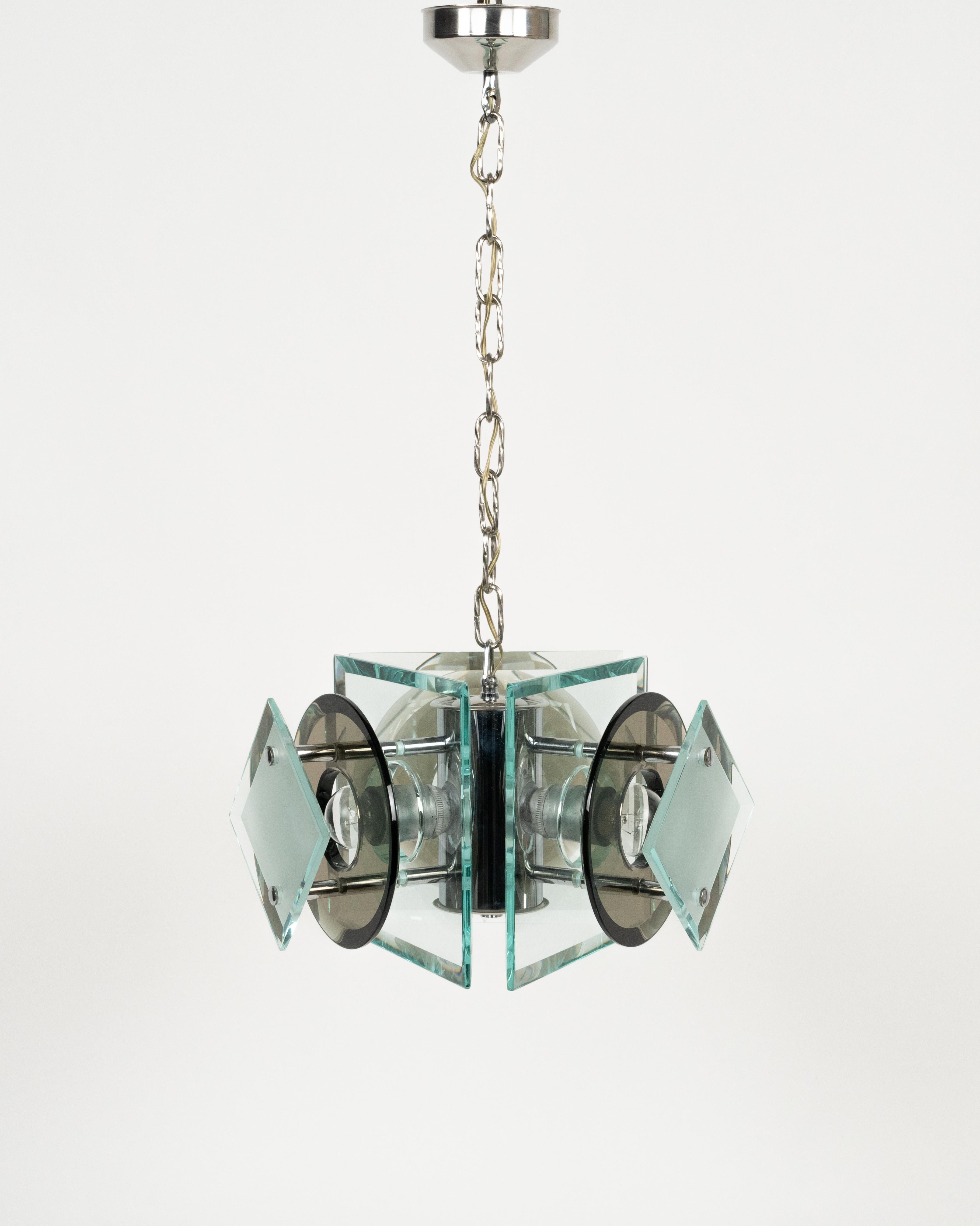 Midcentury erstaunlich, dies ist ein dreiflammiger Kronleuchter in Chrom und grün und geräuchert schweres Glas von Lupi Cristal Luxor.

Hergestellt in Italien in den 1970er Jahren.

Abmessungen:
Höhe mit Pendel: 64 cm.  Höhe ohne Pendel: 20 cm.

