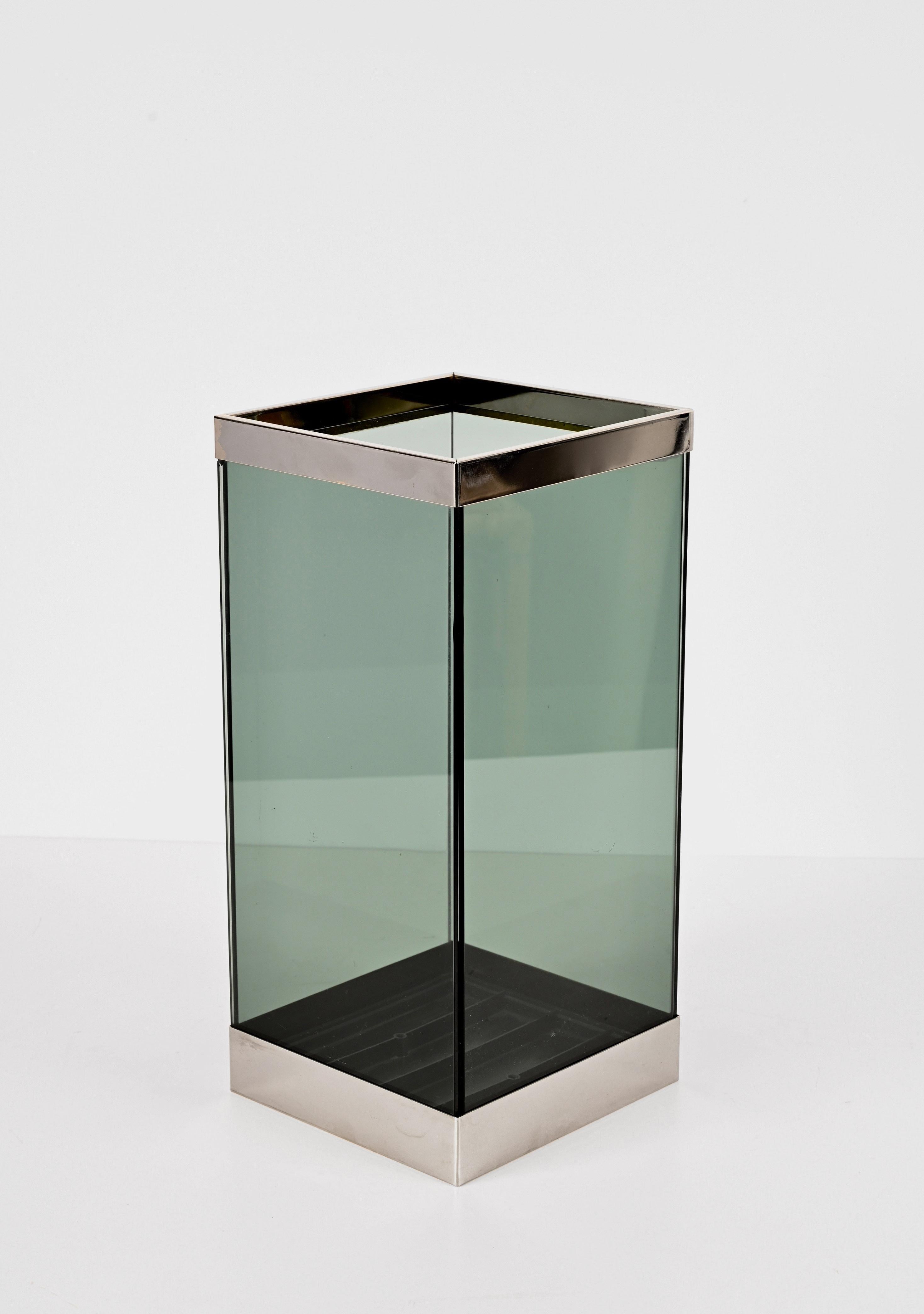 Fantastic midcentury umbrella stand in smoked green glass and chrome. This piece was designed in Italy during the 1970s after Willy Rizzo.

This item has gorgeous yet simple straight lines, with a clear inspiration from rationalist Willy Rizzo's