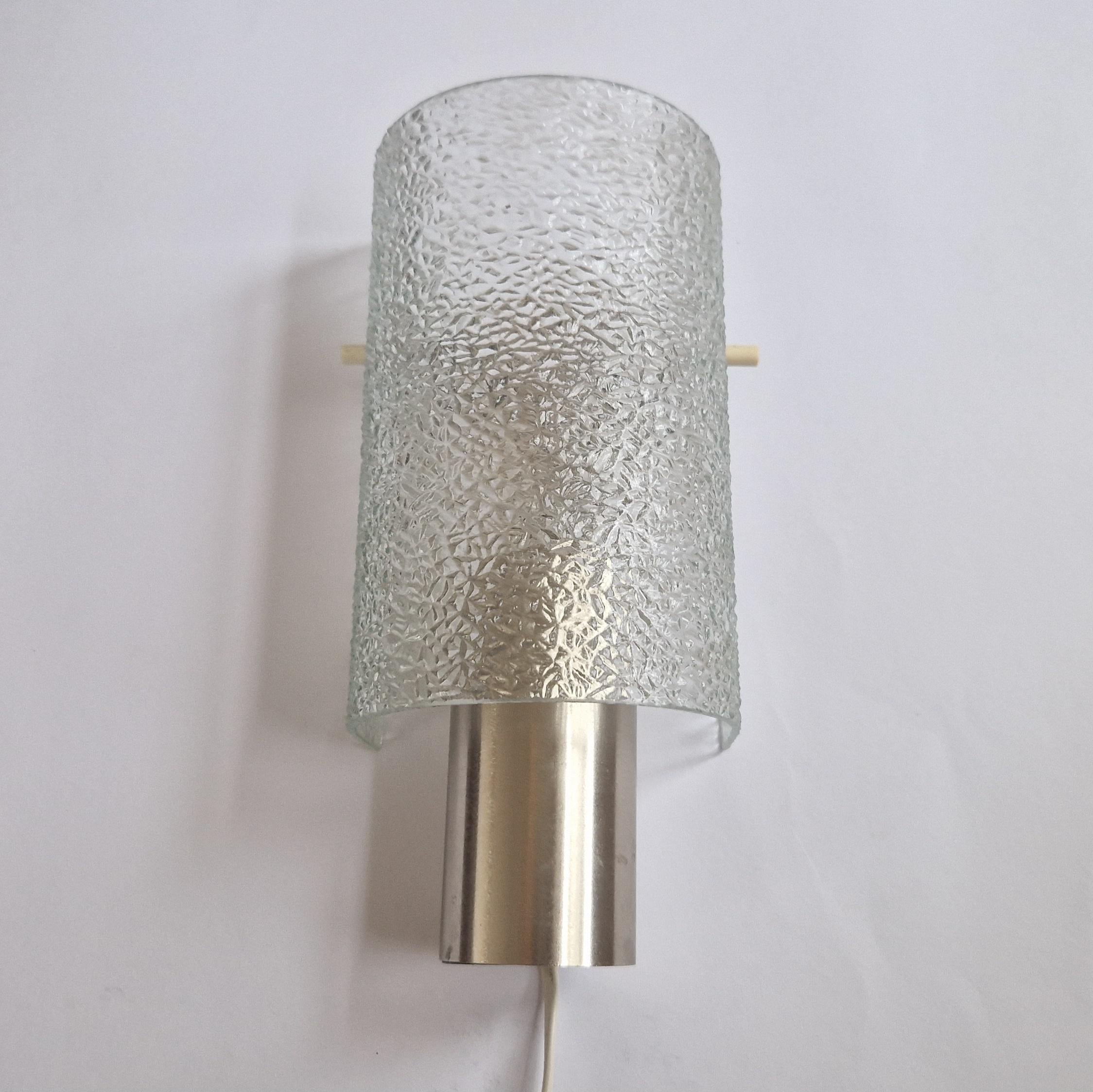 Wandleuchte aus Glas und Chrom aus der Jahrhundertmitte, Deutschland, 1970er Jahre im Angebot 7