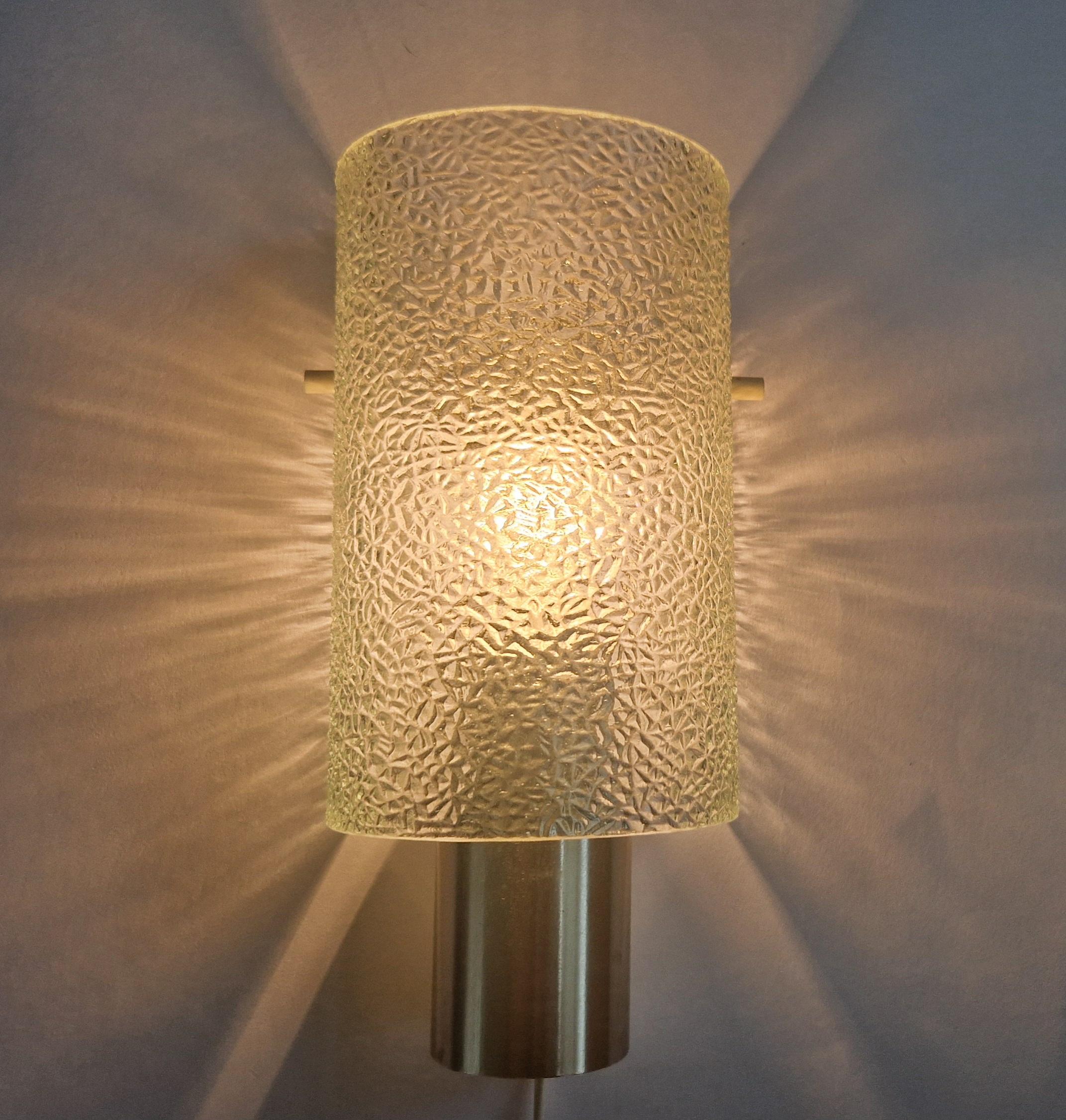 Wandleuchte aus Glas und Chrom aus der Jahrhundertmitte, Deutschland, 1970er Jahre (Moderne der Mitte des Jahrhunderts) im Angebot