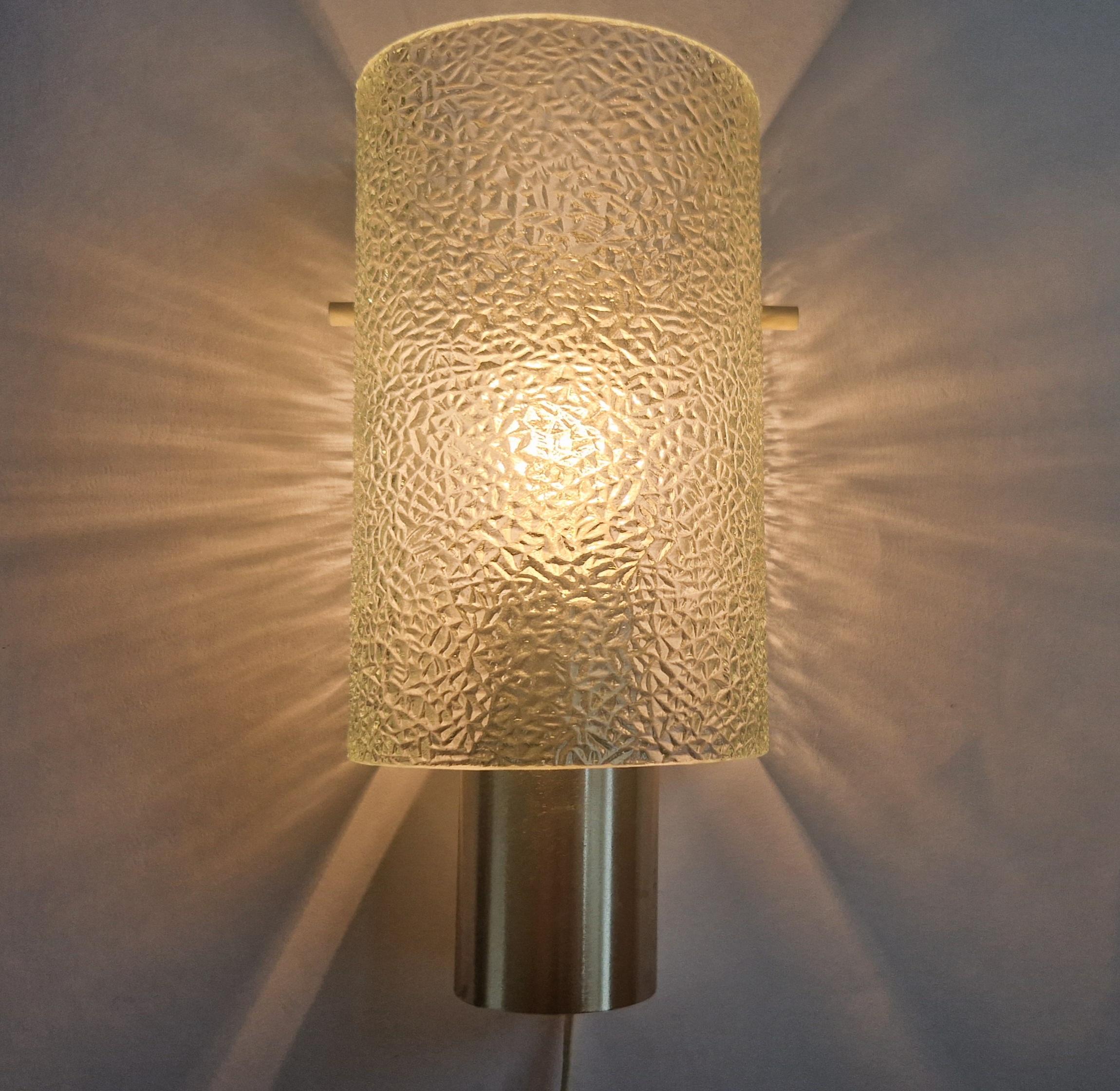 Wandleuchte aus Glas und Chrom aus der Jahrhundertmitte, Deutschland, 1970er Jahre (Ende des 20. Jahrhunderts) im Angebot
