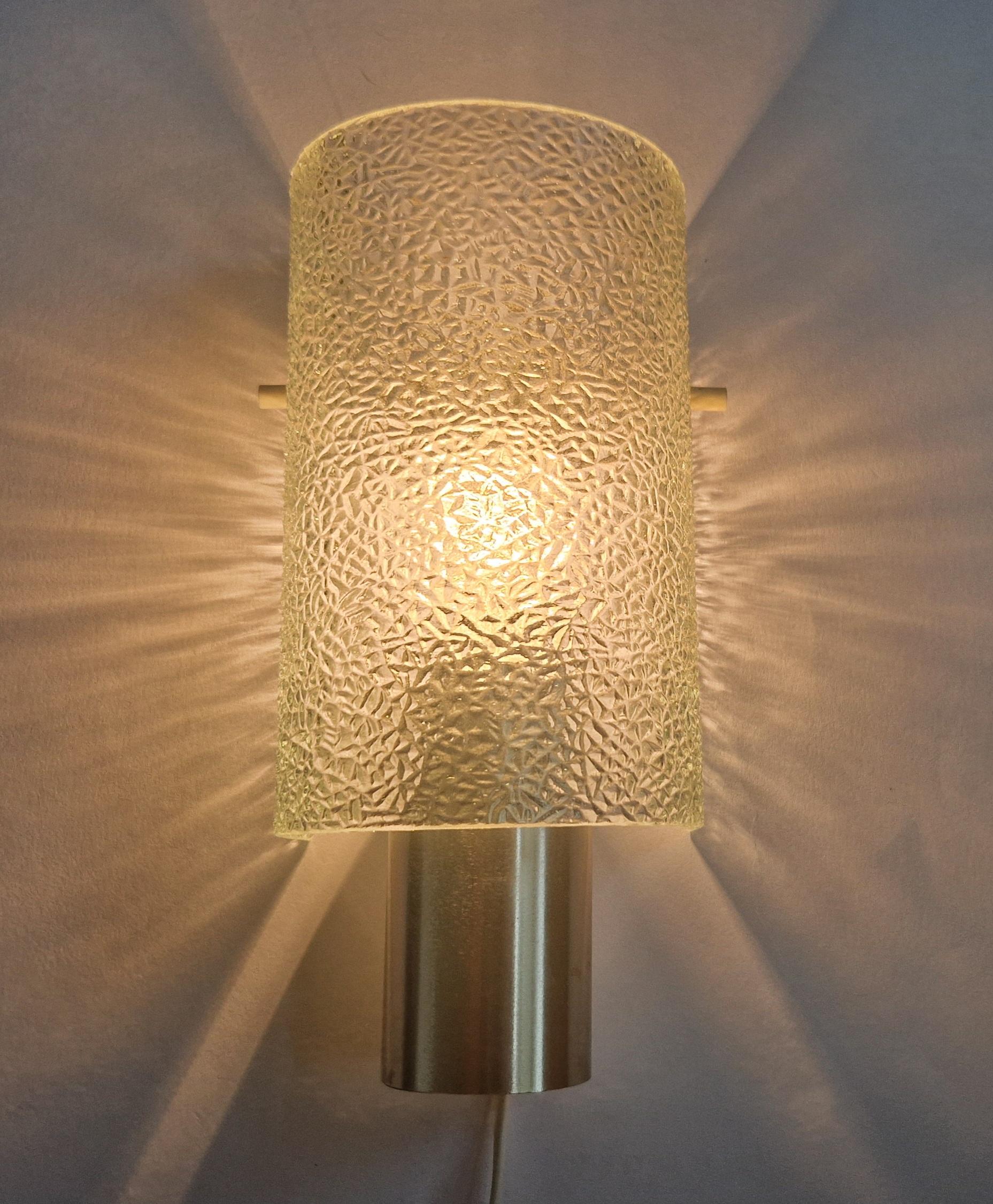 Wandleuchte aus Glas und Chrom aus der Jahrhundertmitte, Deutschland, 1970er Jahre im Angebot 2