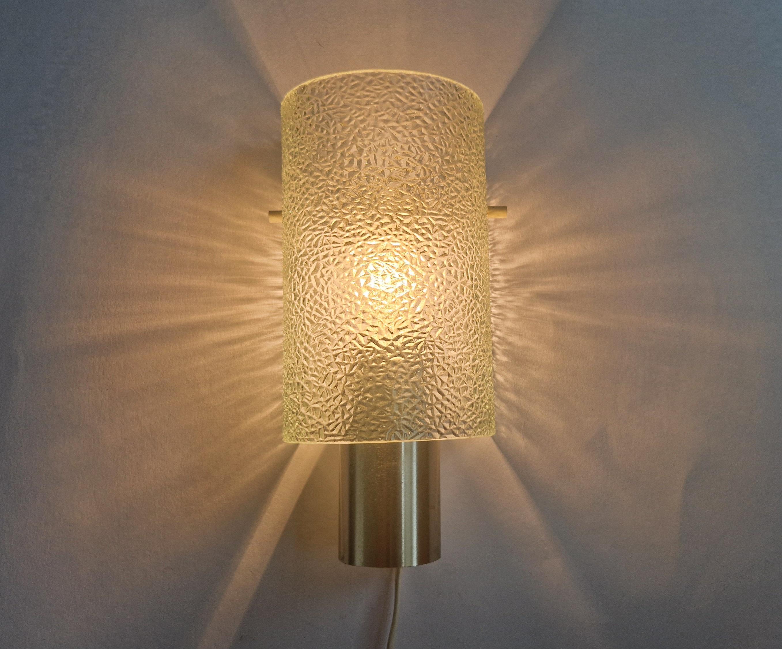 Wandleuchte aus Glas und Chrom aus der Jahrhundertmitte, Deutschland, 1970er Jahre im Angebot 3