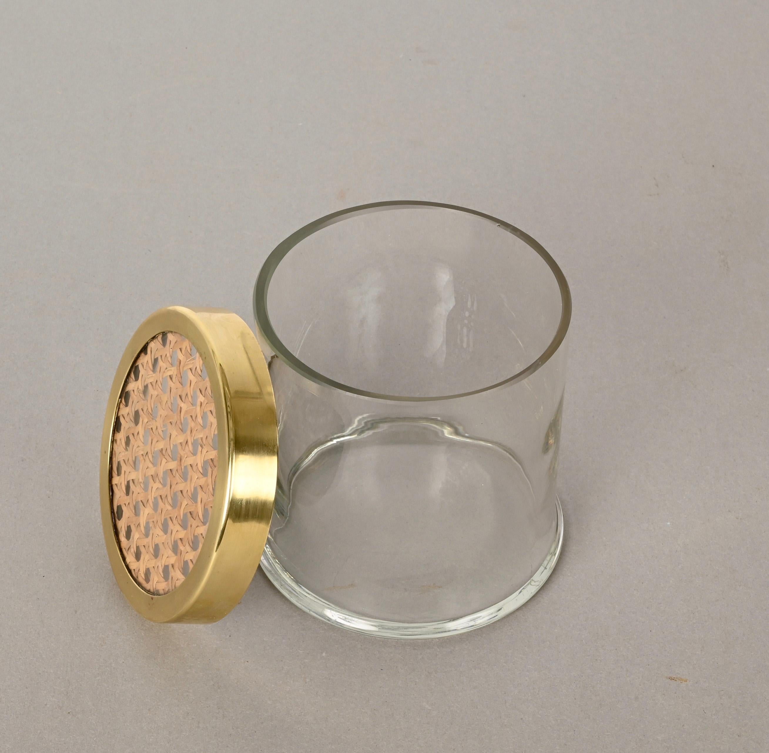 Caja italiana de cristal y mimbre vienés de mediados de siglo, estilo Christian Dior, años 70 Mimbre en venta