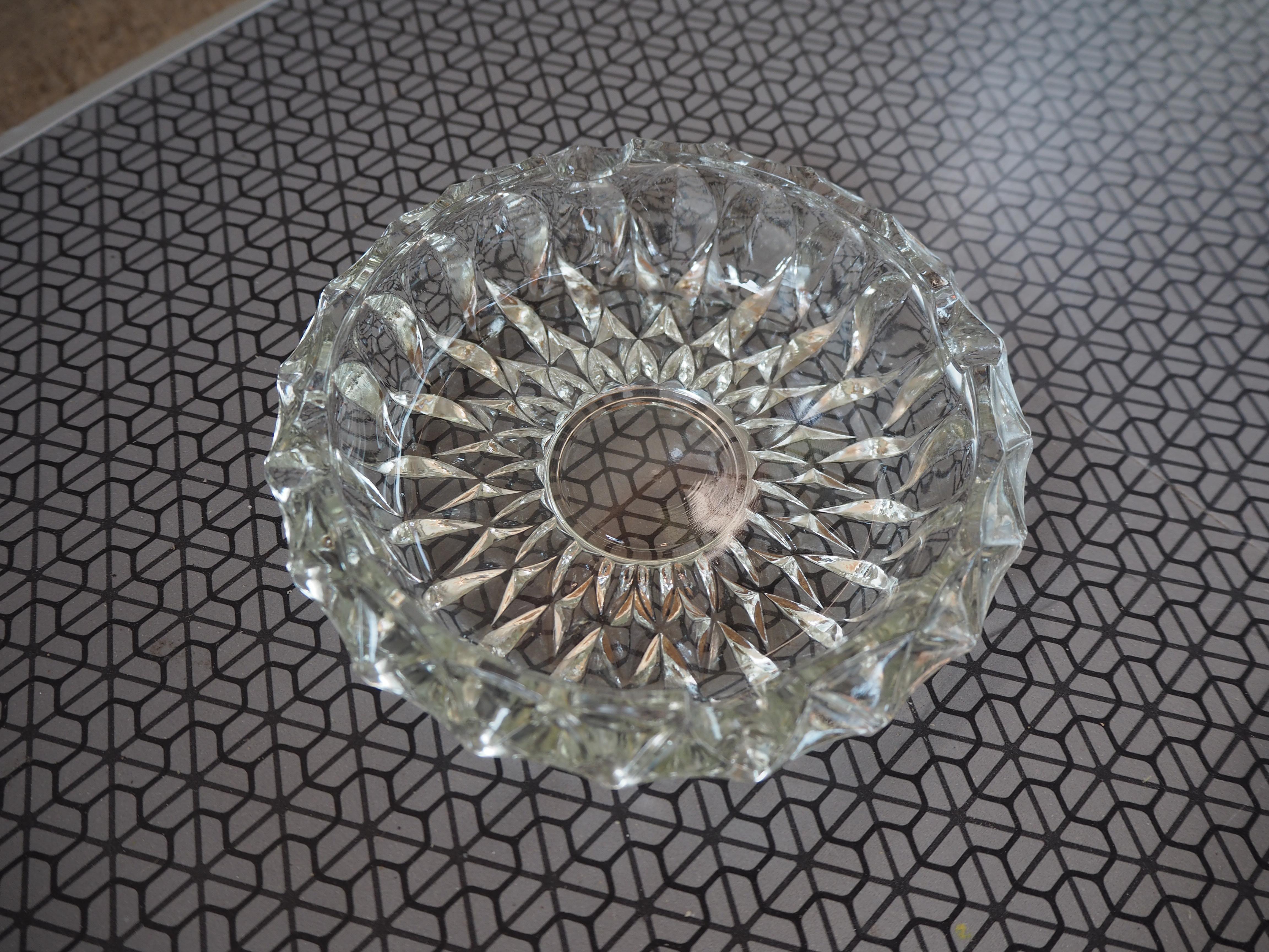 Vintage Glas Aschenbecher
Hergestellt in der Tschechoslowakei
in gutem Originalzustand
