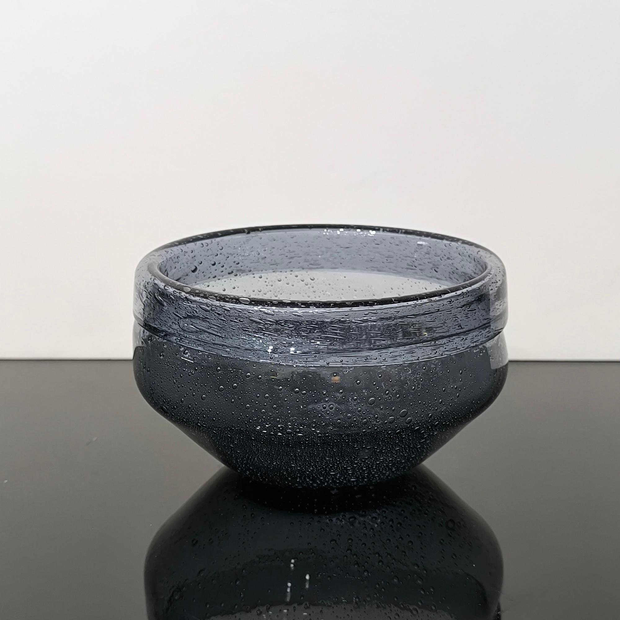The Modern Scandinavian Mid-Century Modern Art Glass Bowl by Erik Höglund
Bol en verre vintage conçu par Erik Höglund pour Boda Glassworks en Suède. 
Il se caractérise souvent par des bulles d'air encapsulées, ce qui lui confère un aspect distinctif
