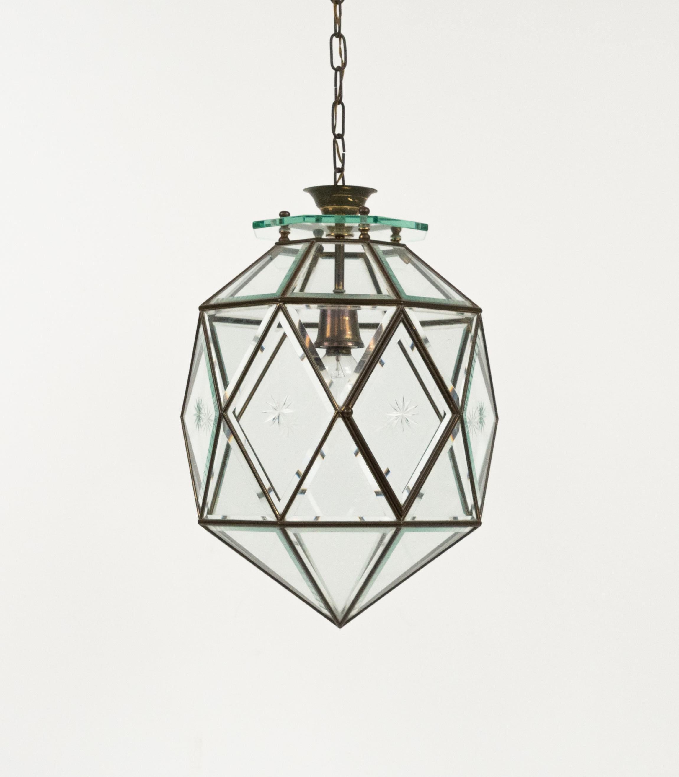 Midcentury amazing  chandelier lantern in brass and beveled glass attributed to Pietro Chiesa for Fontana Arte.

Made in Italy in the 1950s.

The stunning and clear cut pendant shows forty facetted clear glasses in a brass frame.

Measures without