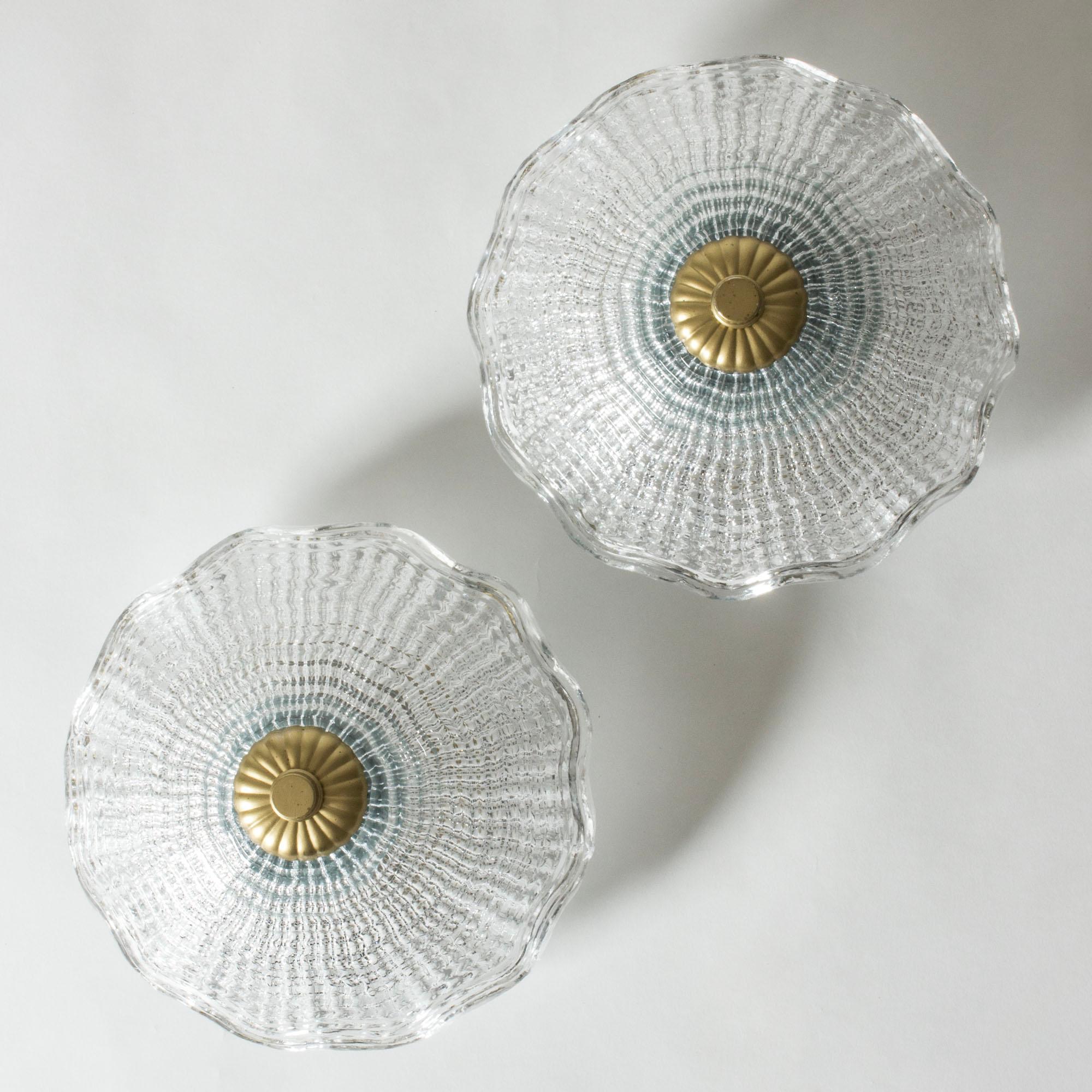 Paire de plafonniers encastrés en cristal de Carl Fagerlund, de qualité épaisse avec des bords festonnés et un aspect arrosé. Plafonniers en laiton et détails décoratifs.