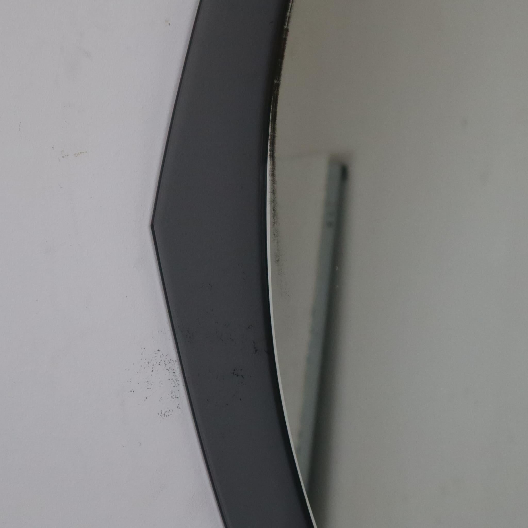 Miroir mural ovale du milieu du siècle avec cadre en verre, Italie, années 1960

Ce superbe miroir ovale, produit en Italie dans les années 1960, est un parfait exemple de design moderne raffiné du milieu du siècle, dont le style rappelle celui de