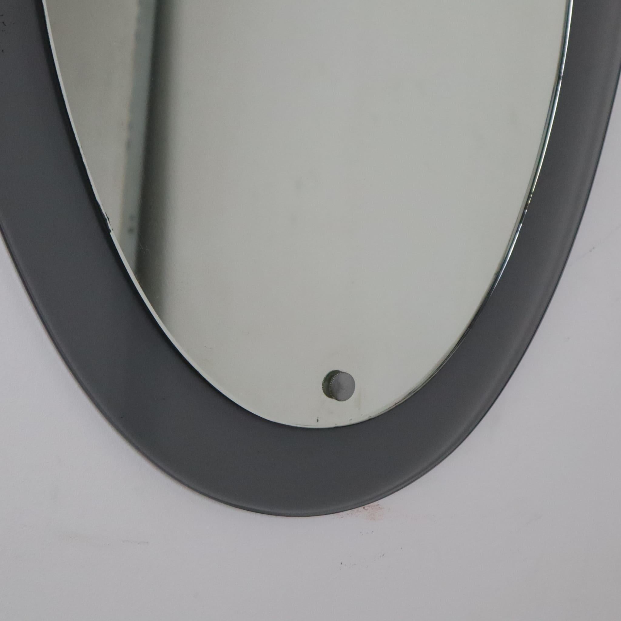 Mid-Century Modern Miroir mural ovale du milieu du siècle dernier attribué à Cristal Art, Italie, années 1960 en vente