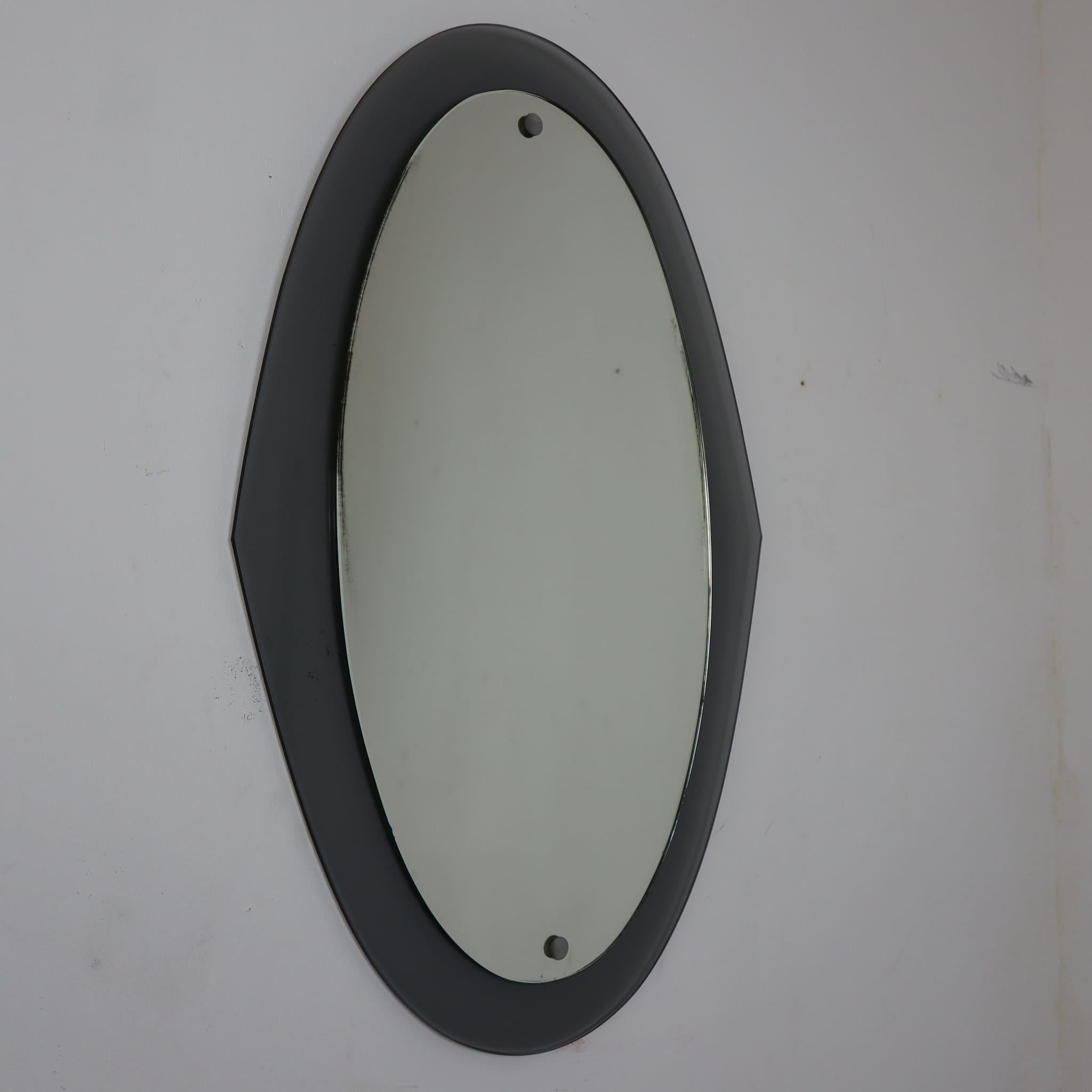 italien Miroir mural ovale du milieu du siècle dernier attribué à Cristal Art, Italie, années 1960 en vente
