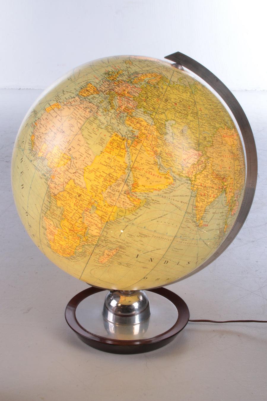 Midcentury Glass Globe With Light by Jro Verlag Munchen, Germany

This beautiful vintage globe has a chrome base.

This globe is from the 1960s and was made in Germany.

Created by JRO Verlag Munich.

The globe is equipped with lighting. In