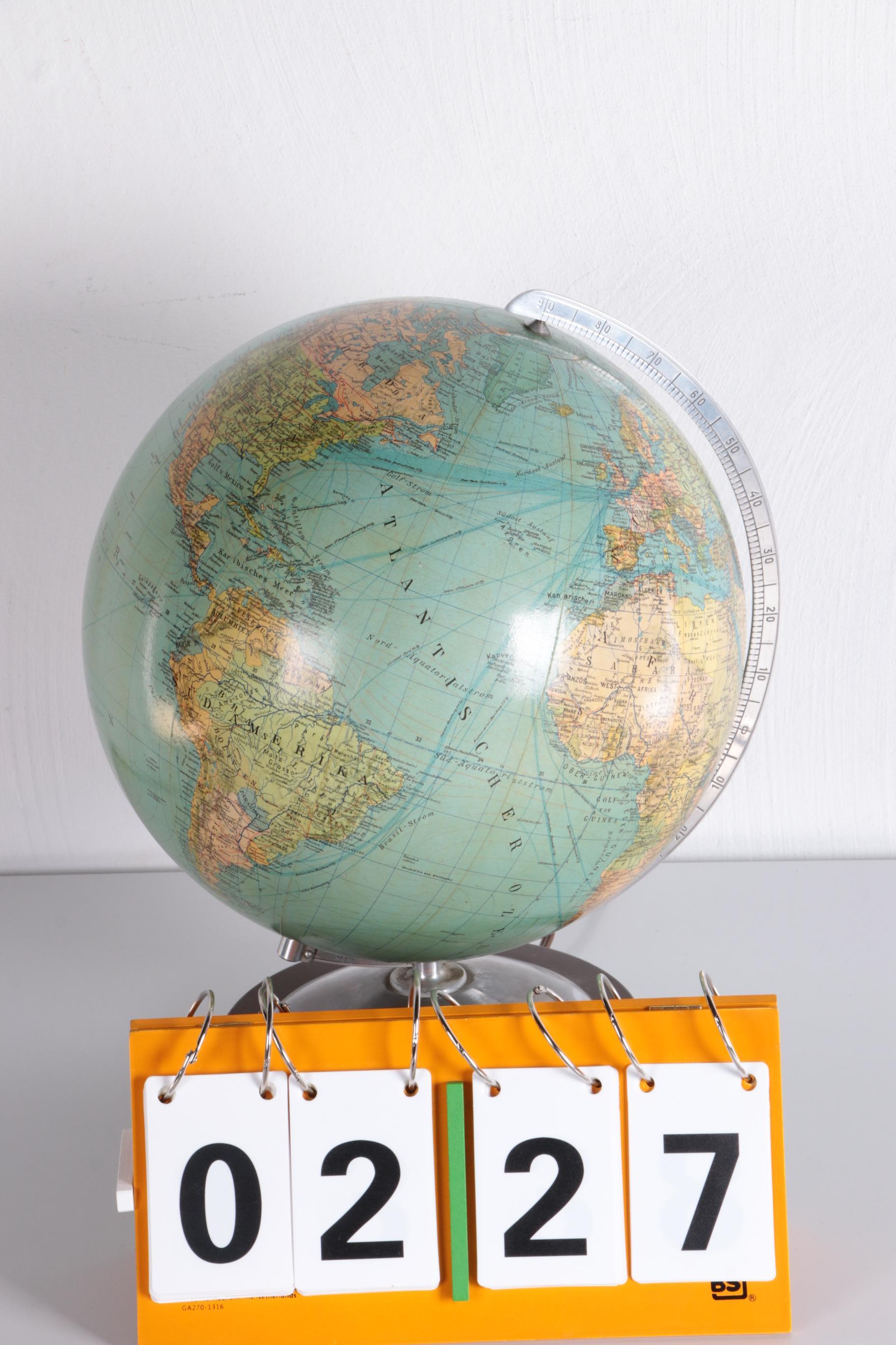 Midcentury glass globe with light from Columbus DuoErdglobe, Germany

This beautiful vintage Globe has a chrome base.

This globe comes from the 60s and is made in Germany.

Made by Verlag and design by Paul Oestergaard.

The globe is